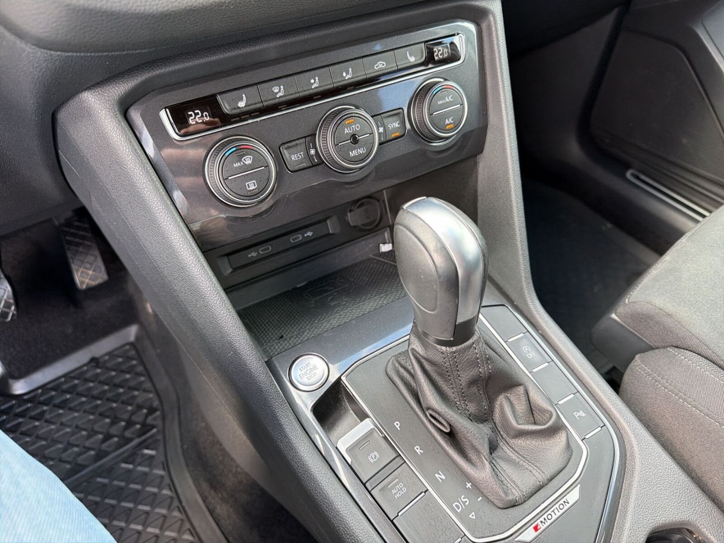 Fahrzeug 22 Fahrzeugabbildung Volkswagen Tiguan Allspace 2.0 TDI Highline R-Line 4Motion - mit KI generiert/bearbeitet