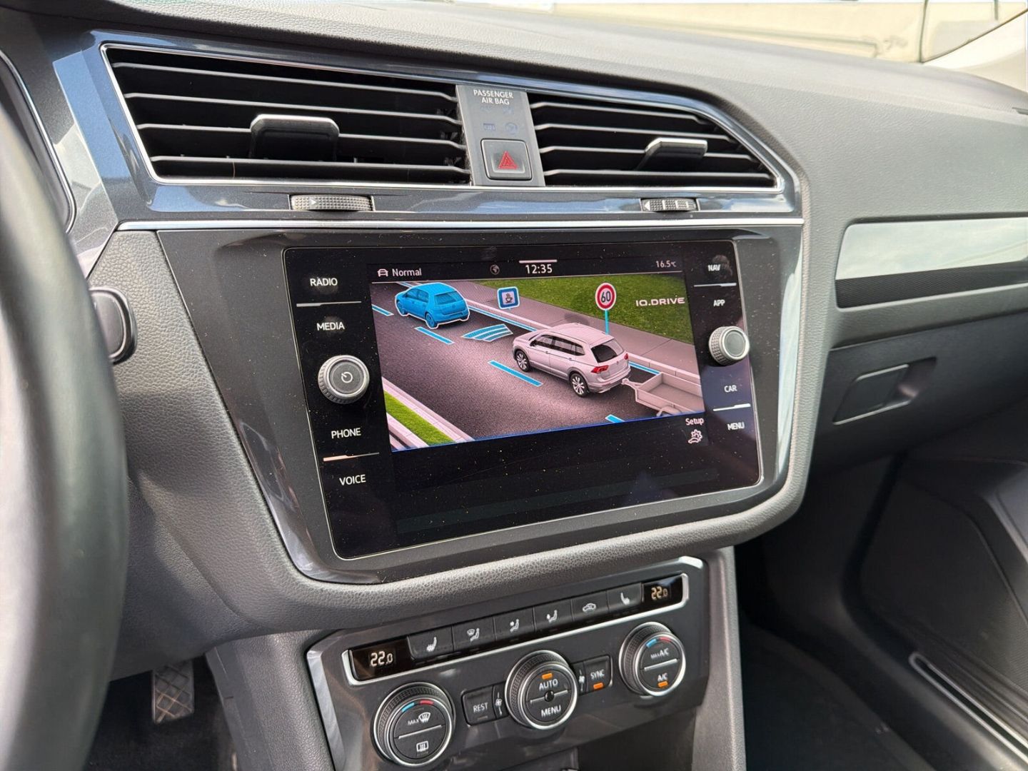 Fahrzeug 23 Fahrzeugabbildung Volkswagen Tiguan Allspace 2.0 TDI Highline R-Line 4Motion - mit KI generiert/bearbeitet