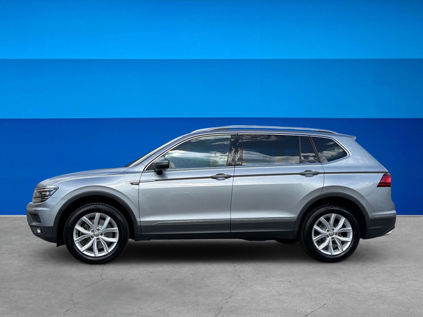 Fahrzeug 4 Fahrzeugabbildung Volkswagen Tiguan Allspace 2.0 TDI Highline R-Line 4Motion - mit KI generiert/bearbeitet