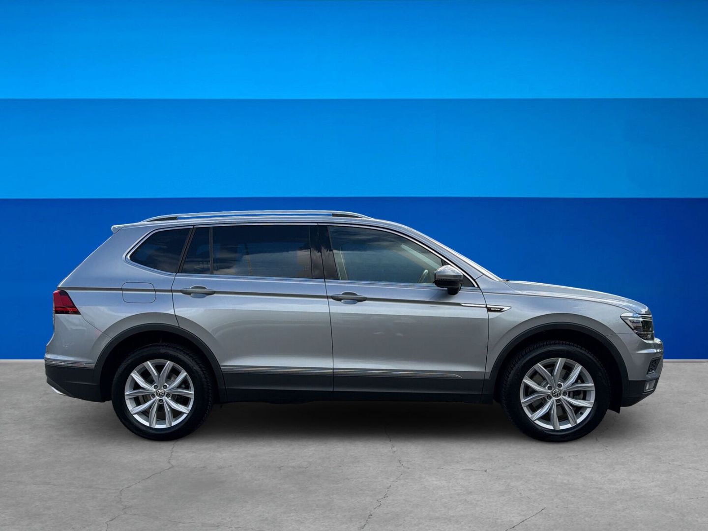Fahrzeug 6 Fahrzeugabbildung Volkswagen Tiguan Allspace 2.0 TDI Highline R-Line 4Motion - mit KI generiert/bearbeitet