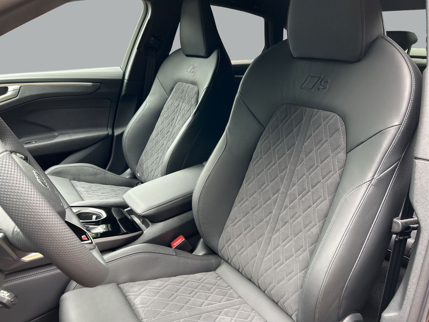 Fahrzeugabbildung Audi A6 Limousine edition one e-hybrid quattro 220 kW