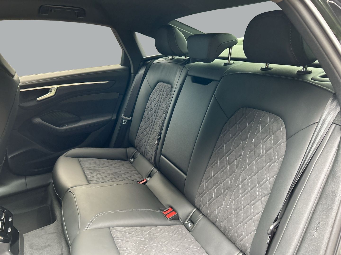 Fahrzeugabbildung Audi A6 Limousine edition one e-hybrid quattro 220 kW