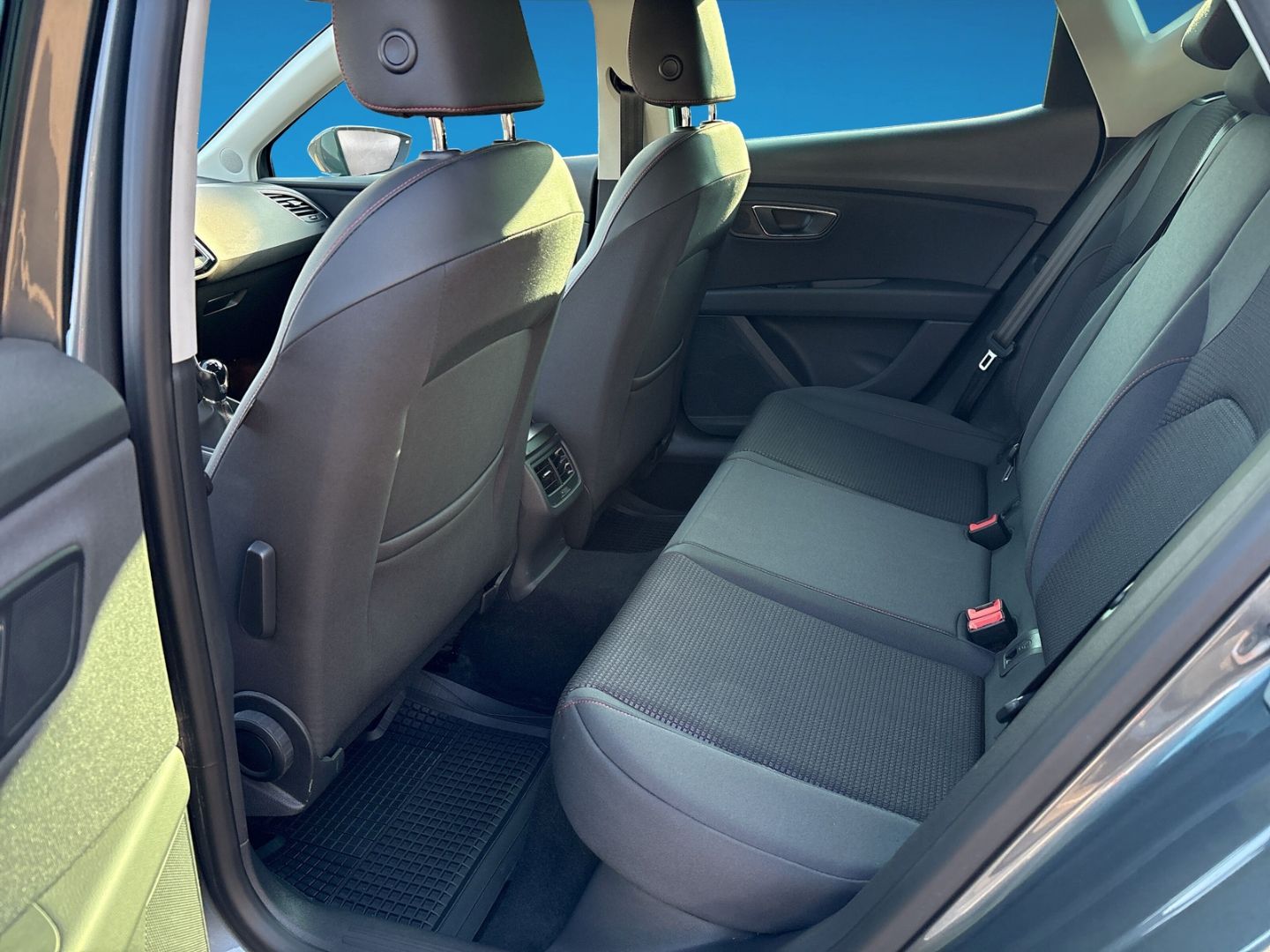 Fahrzeug 13 Fahrzeugabbildung SEAT Leon 1.4 TSI FR LED NAVI SHZ PDC Soundsystem