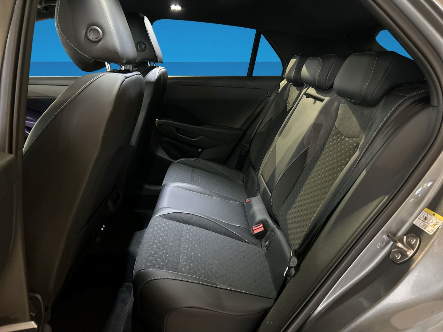 Fahrzeug 13 Fahrzeugabbildung Volkswagen T-Roc R-Line 1.5l eTSI PANO IQ.LIGHT EASY OPEN A