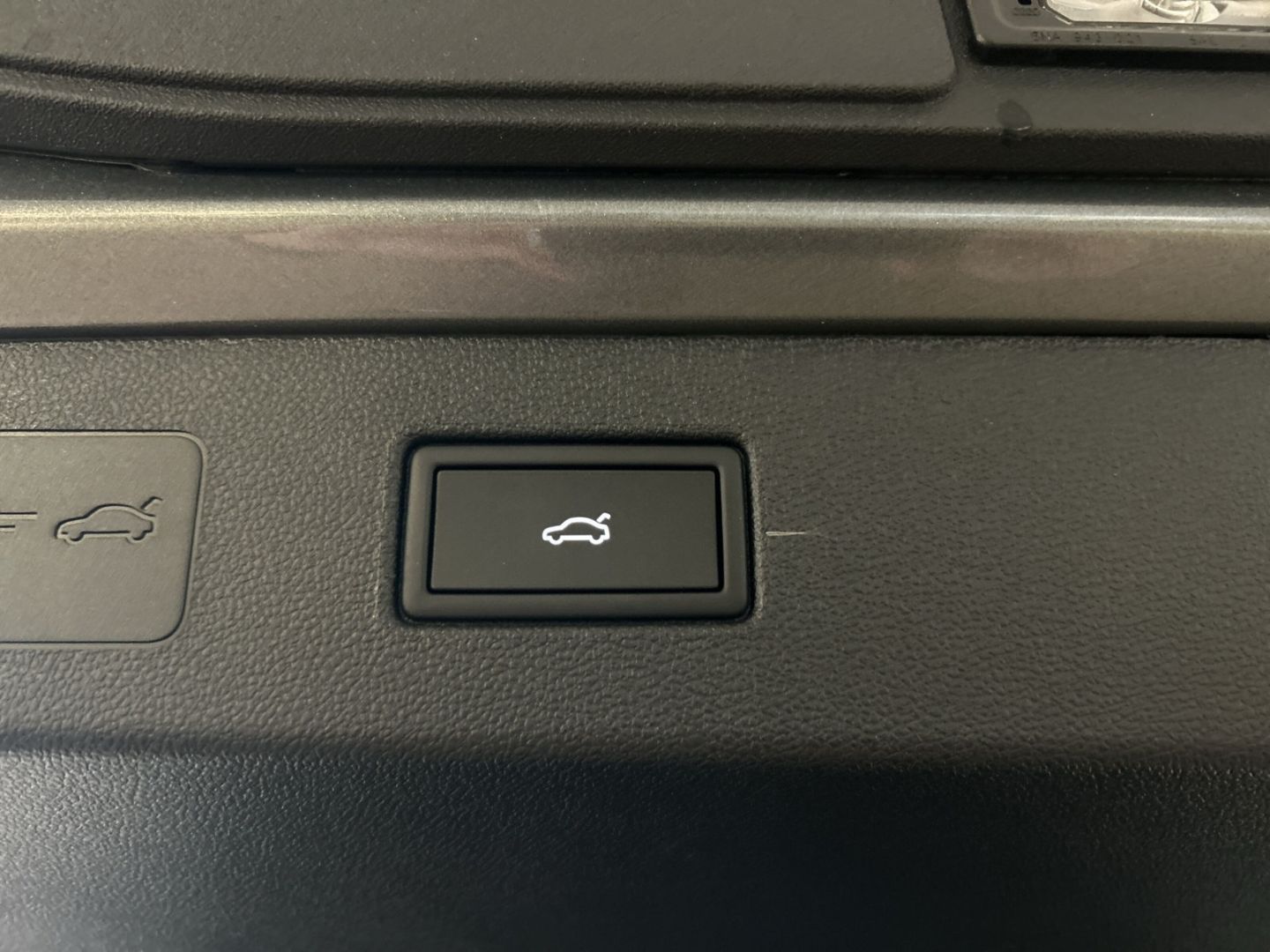 Fahrzeug 15 Fahrzeugabbildung Volkswagen T-Roc R-Line 1.5l eTSI PANO IQ.LIGHT EASY OPEN A