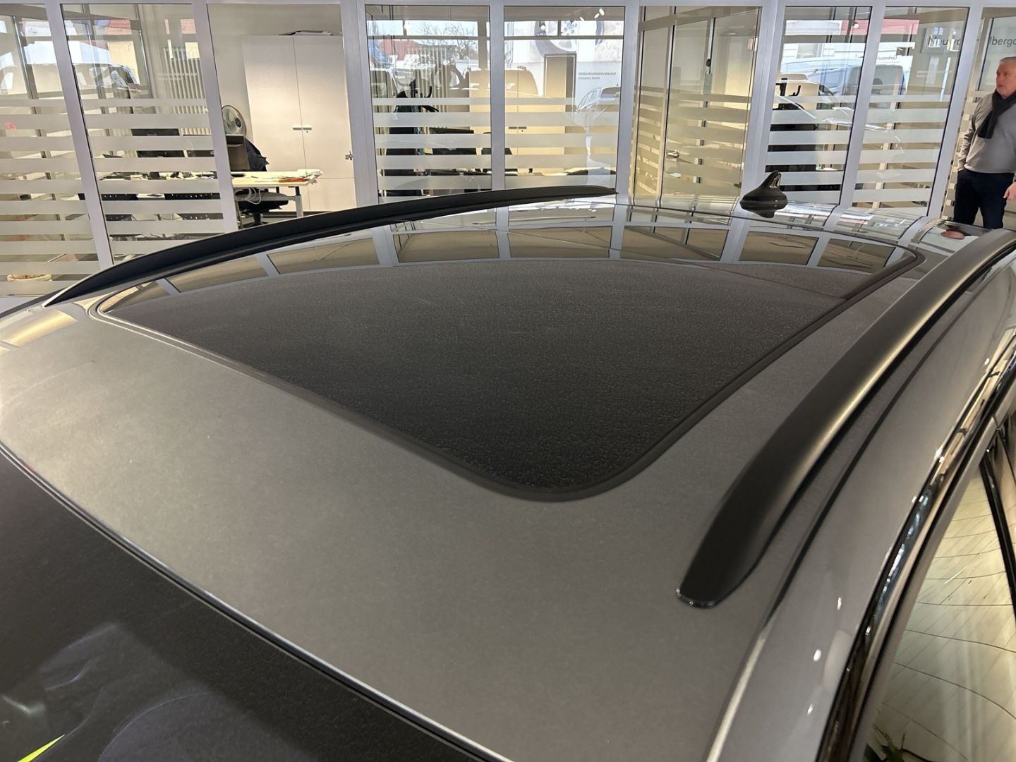 Fahrzeug 16 Fahrzeugabbildung Volkswagen T-Roc R-Line 1.5l eTSI PANO IQ.LIGHT EASY OPEN A