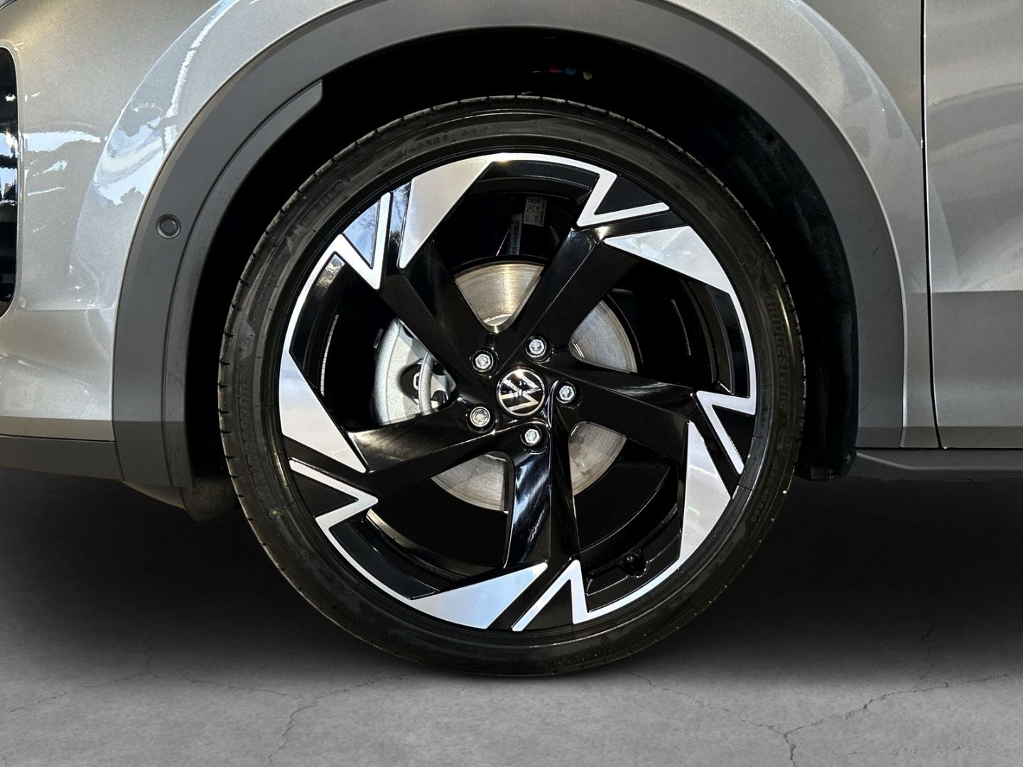 Fahrzeug 8 Fahrzeugabbildung Volkswagen T-Roc R-Line 1.5l eTSI PANO IQ.LIGHT EASY OPEN A