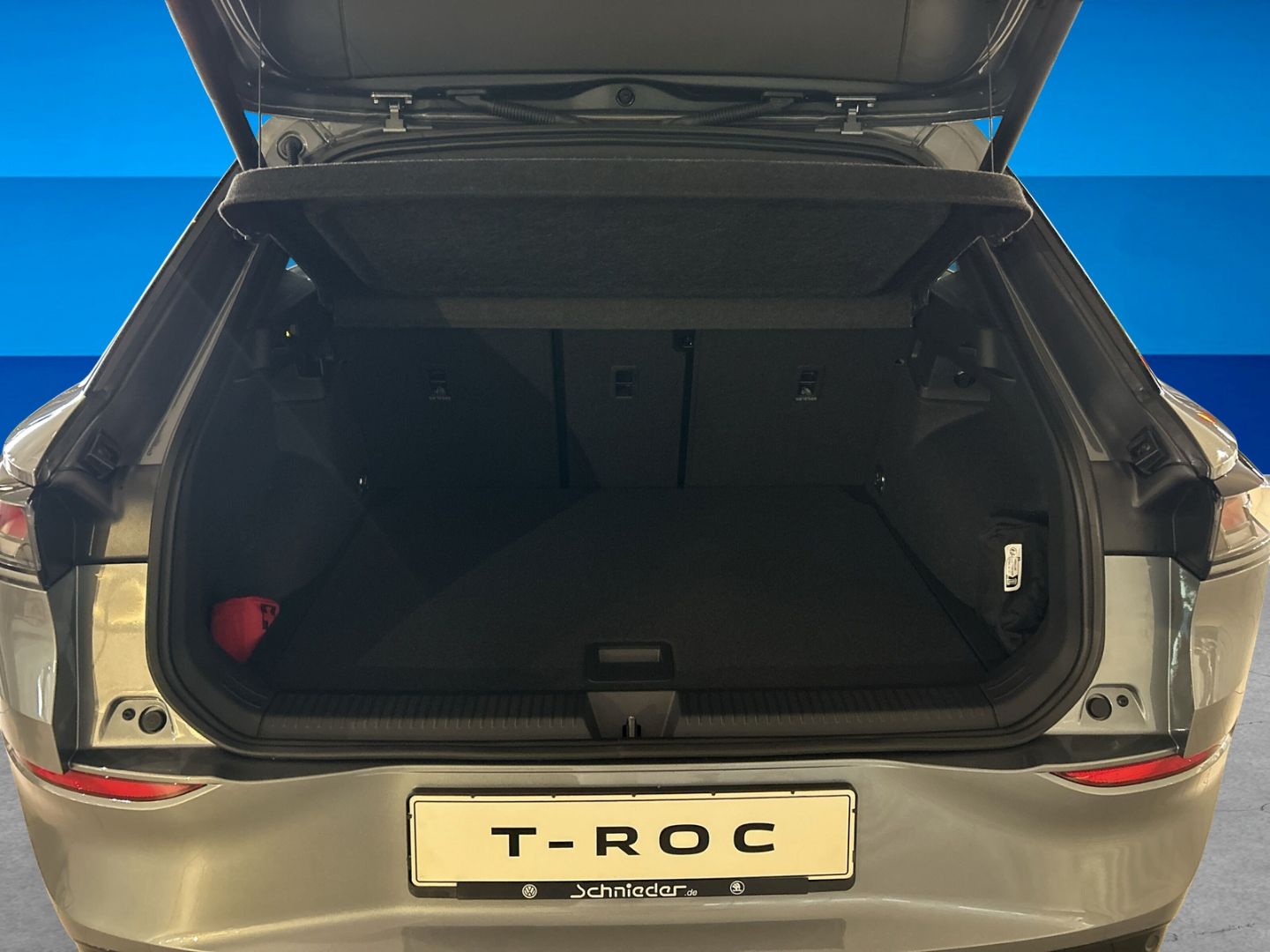 Fahrzeug 9 Fahrzeugabbildung Volkswagen T-Roc R-Line 1.5l eTSI PANO IQ.LIGHT EASY OPEN A