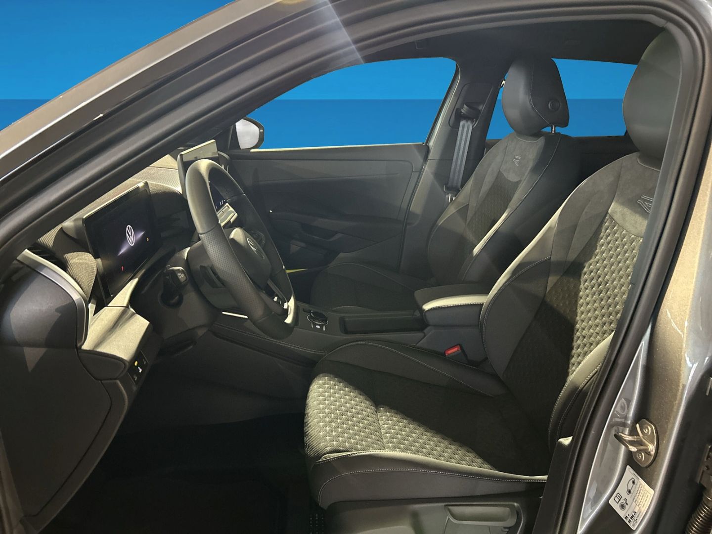 Fahrzeug 10 Fahrzeugabbildung Volkswagen T-Roc R-Line 1.5l eTSI PANO IQ.LIGHT EASY OPEN A