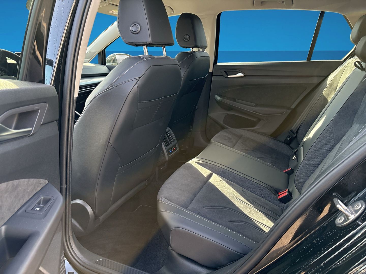 Fahrzeugabbildung Volkswagen Golf VIII 1.5 eTSI 110 kW Style MATRIX HEAD UP S