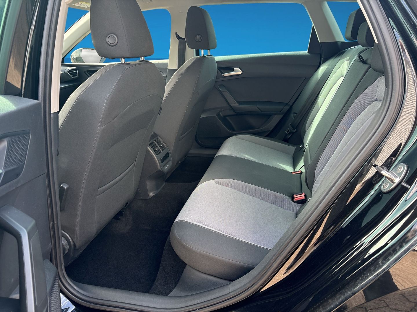 Fahrzeugabbildung SEAT Leon Sportstourer 1.5 eTSI Style App-Connect PDC