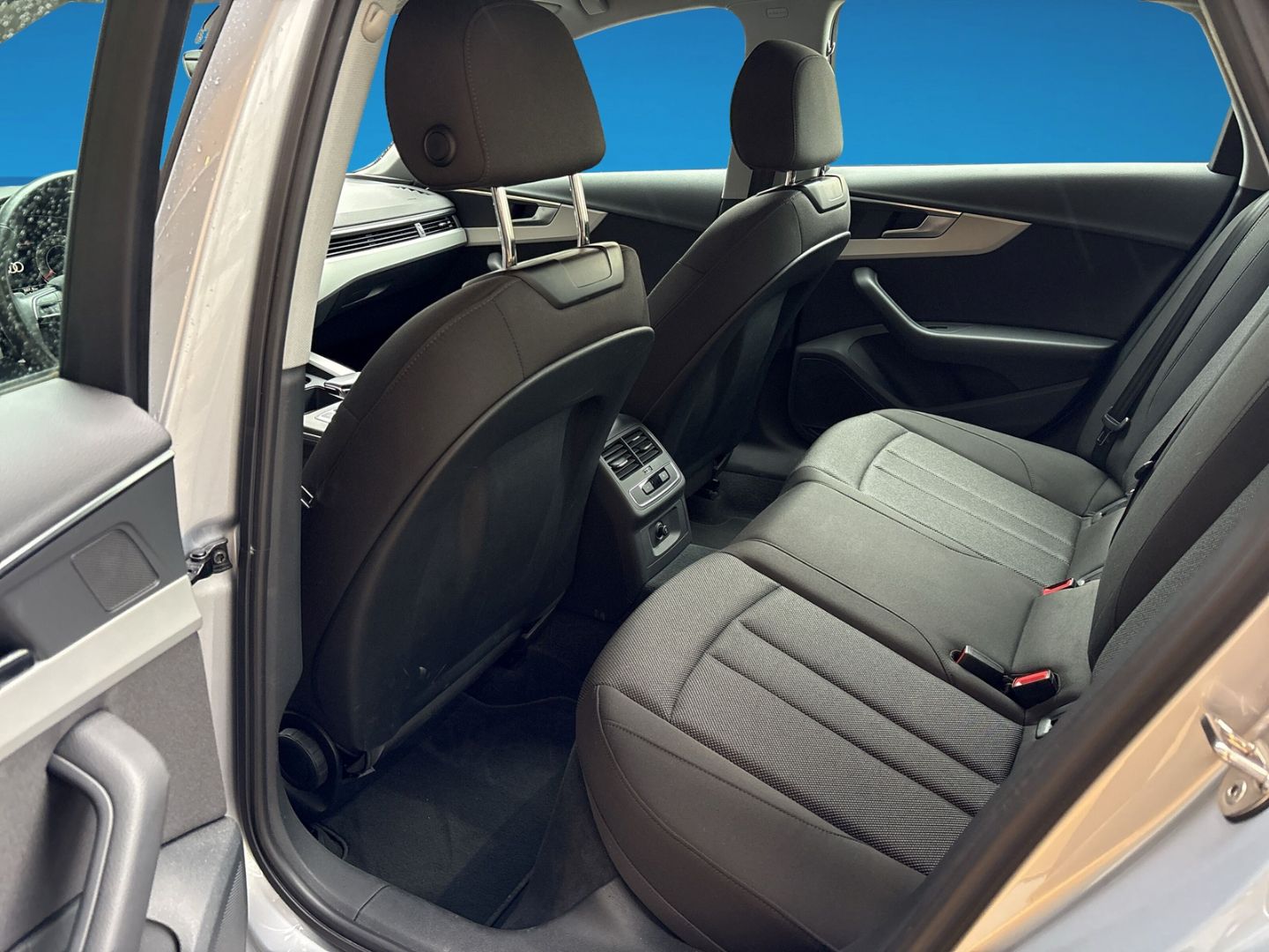 Fahrzeugabbildung Audi A4 Limousine 35 TFSI CarPlay PDC NAVI DSP