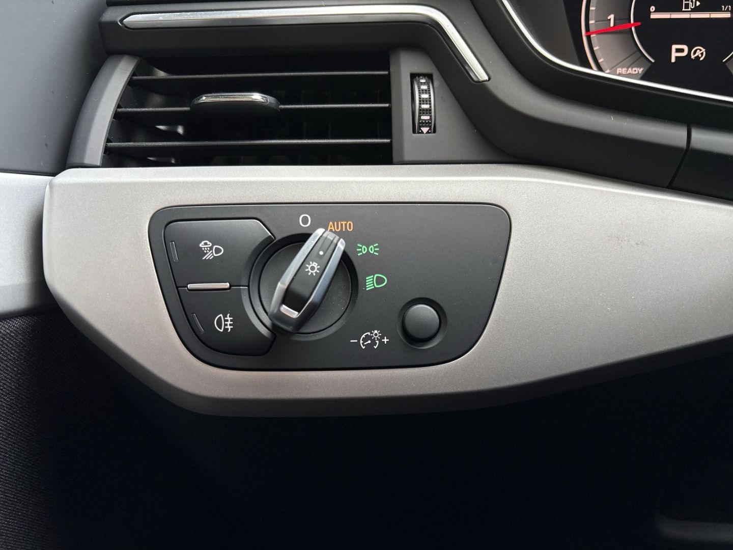 Fahrzeugabbildung Audi A4 Limousine 35 TFSI CarPlay PDC NAVI DSP