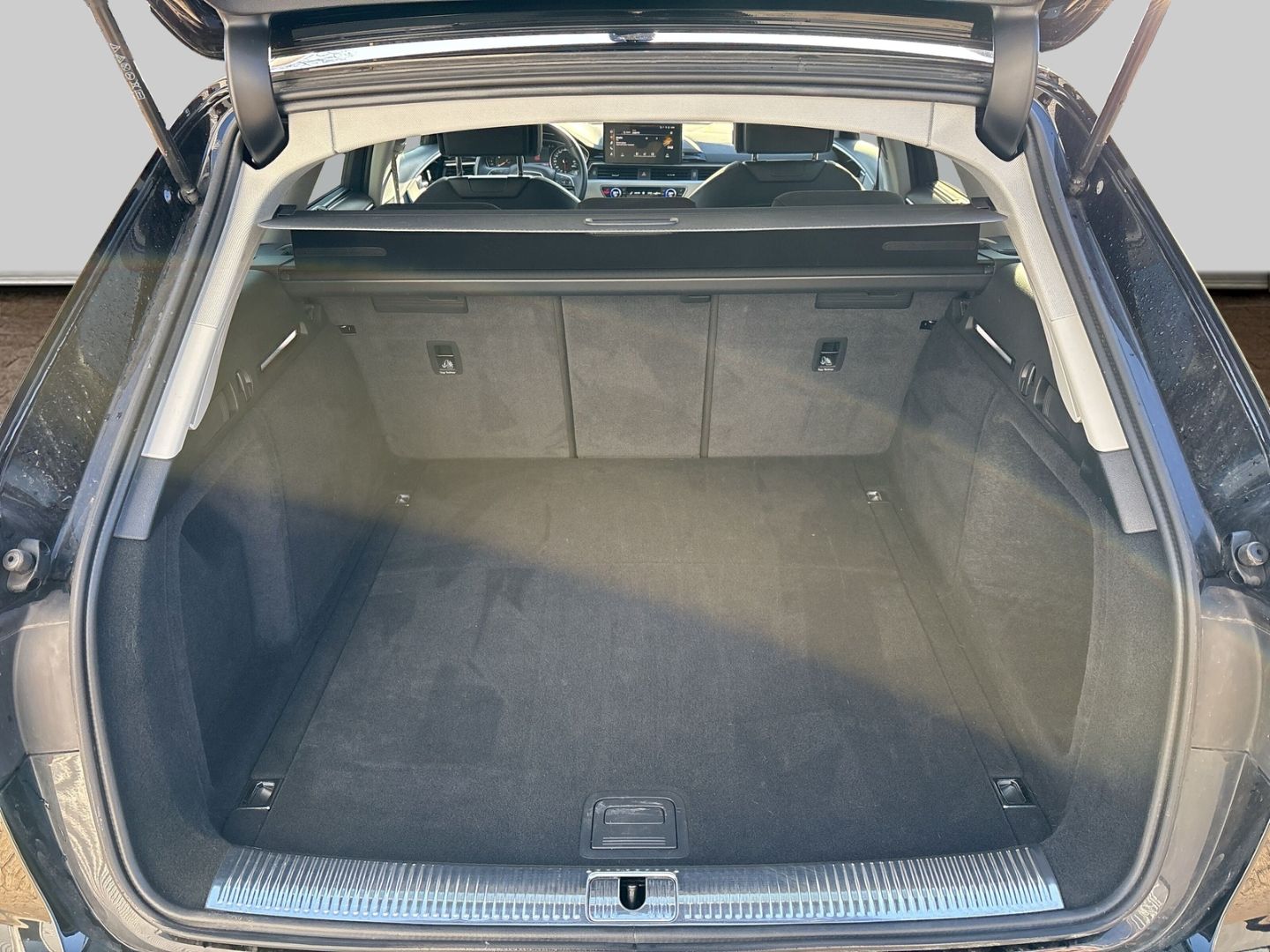 Fahrzeugabbildung Audi A4 Avant 30 TDI Navi SHZ 18 Zoll CarPlay ACC