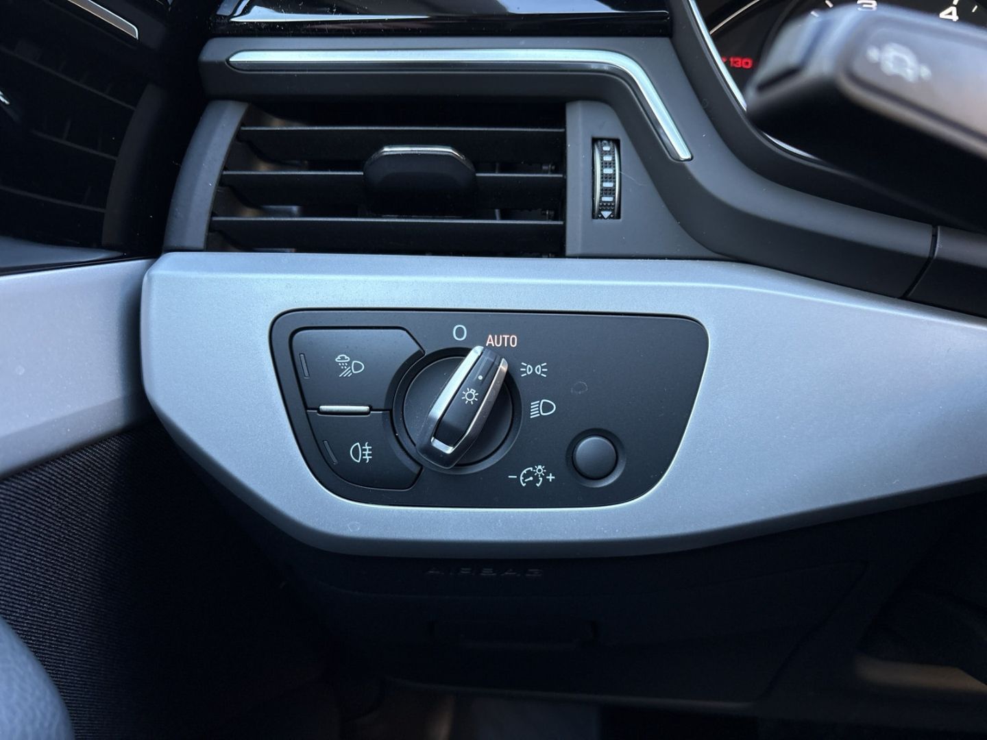 Fahrzeugabbildung Audi A4 Avant 30 TDI Navi SHZ 18 Zoll CarPlay ACC