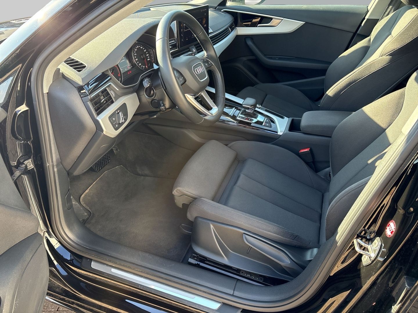 Fahrzeugabbildung Audi A4 Avant 30 TDI Navi SHZ 18 Zoll CarPlay ACC