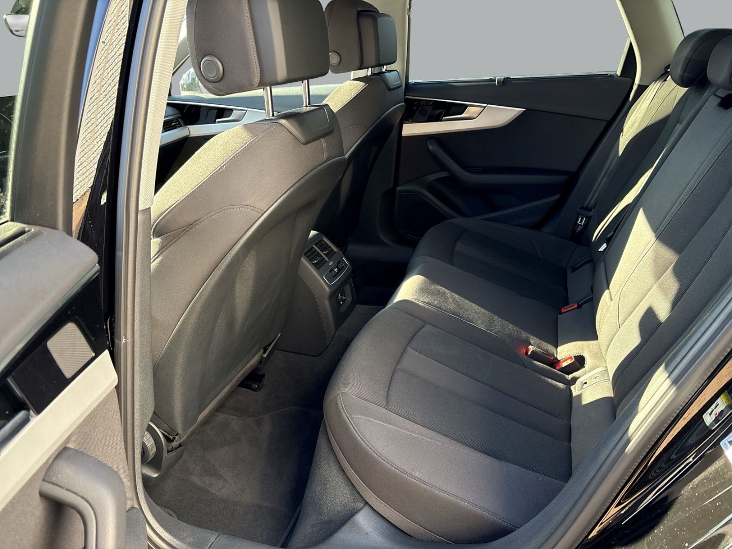 Fahrzeugabbildung Audi A4 Avant 30 TDI Navi SHZ 18 Zoll CarPlay ACC