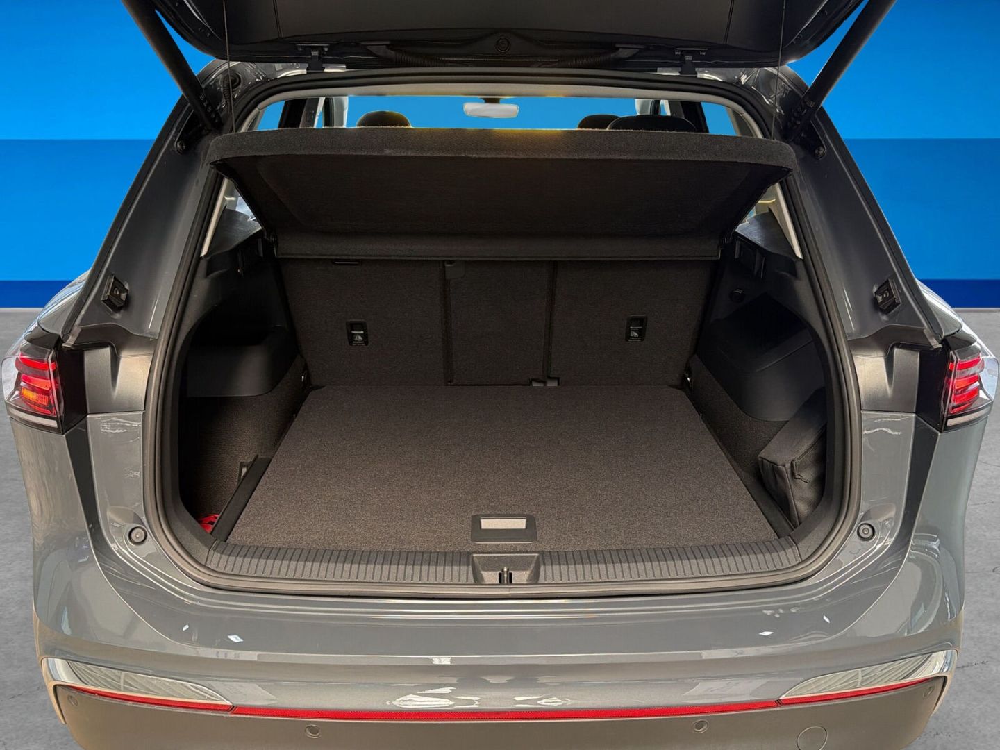 Fahrzeug 11 Fahrzeugabbildung Volkswagen Tiguan 1.5 eTSI Elegance Rear View AHK LED - mit KI generiert/bearbeitet