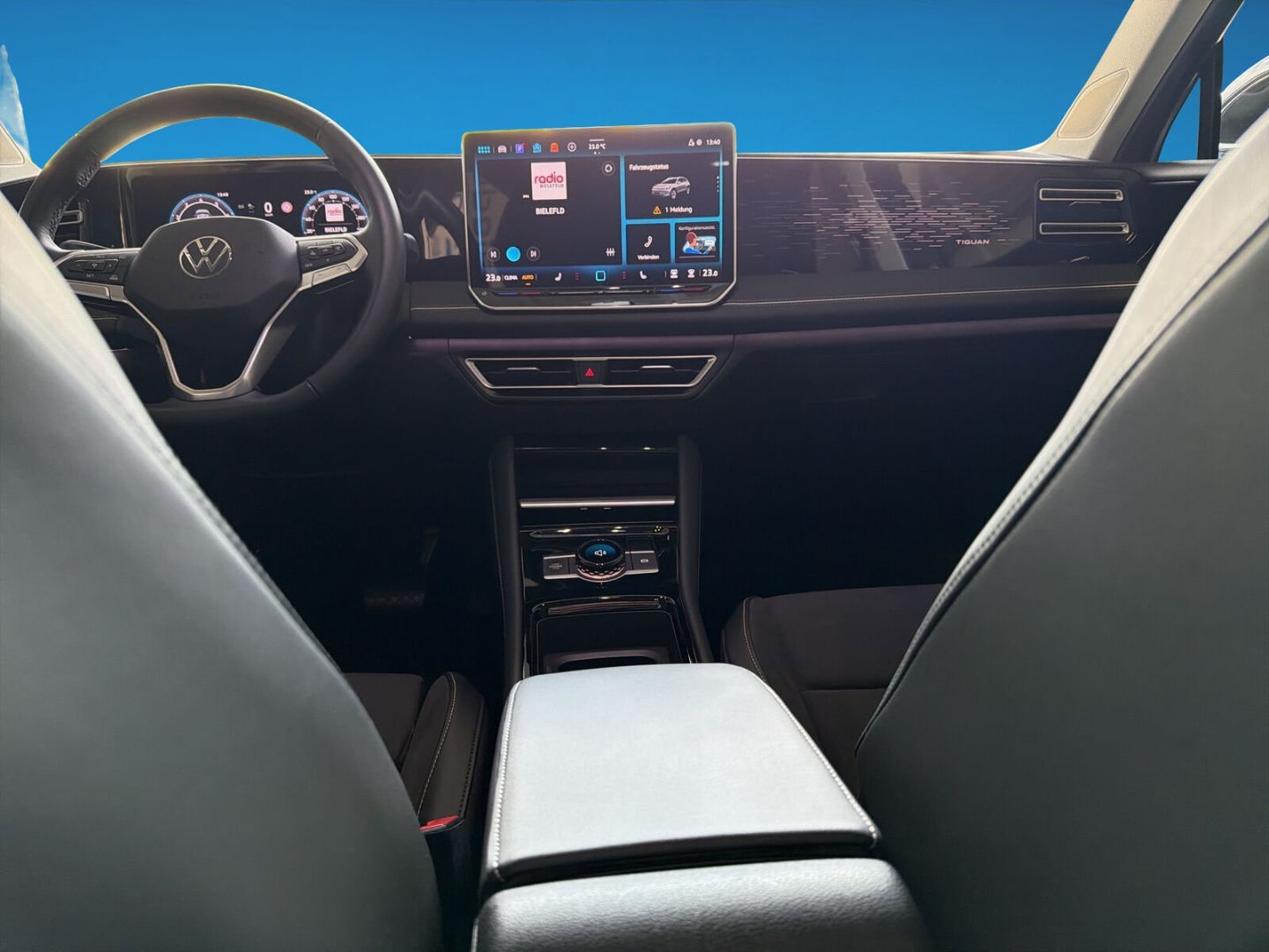 Fahrzeug 14 Fahrzeugabbildung Volkswagen Tiguan 1.5 eTSI Elegance Rear View AHK LED - mit KI generiert/bearbeitet