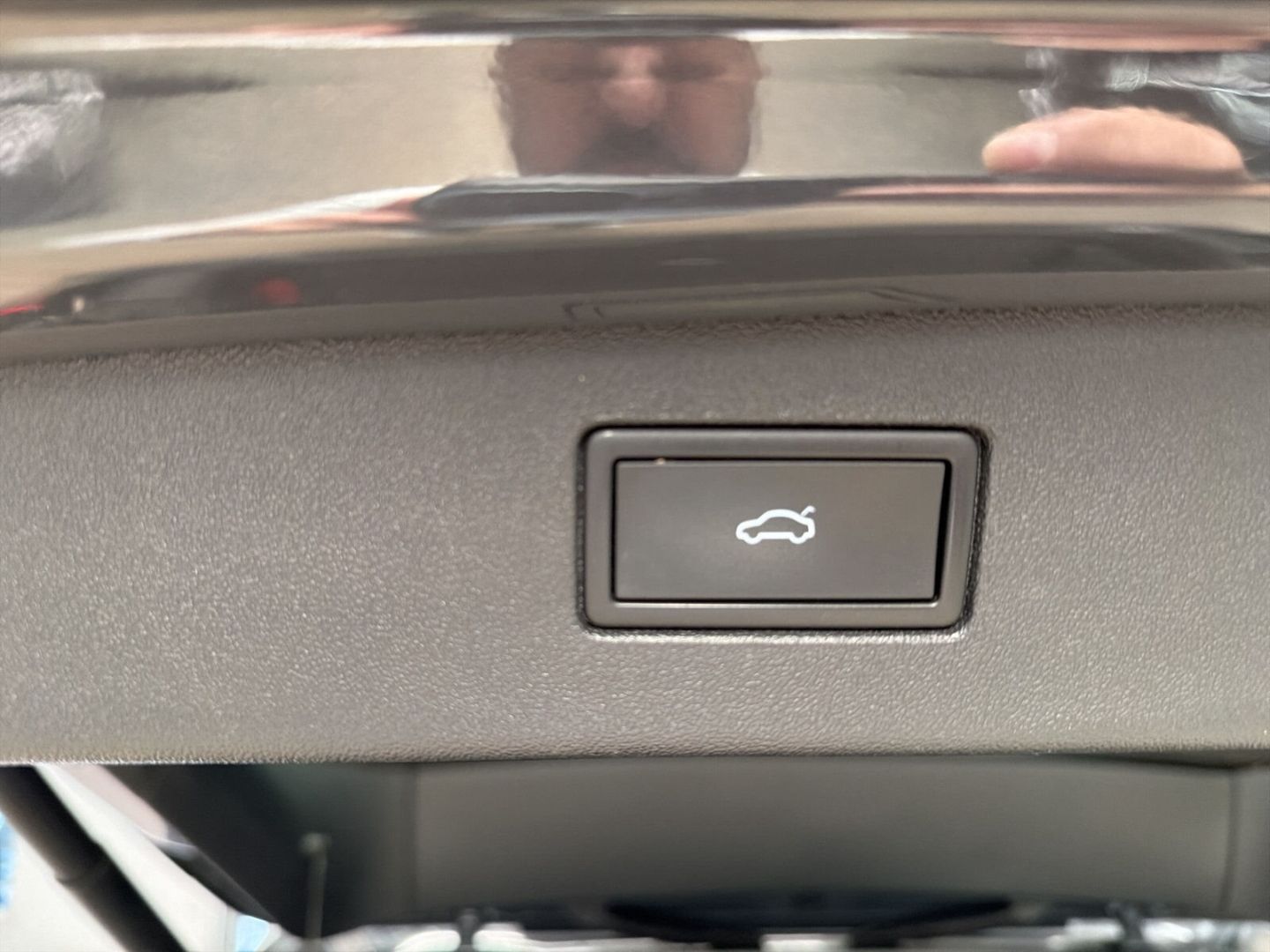 Fahrzeug 17 Fahrzeugabbildung Volkswagen Tiguan 1.5 eTSI Elegance Rear View AHK LED - mit KI generiert/bearbeitet