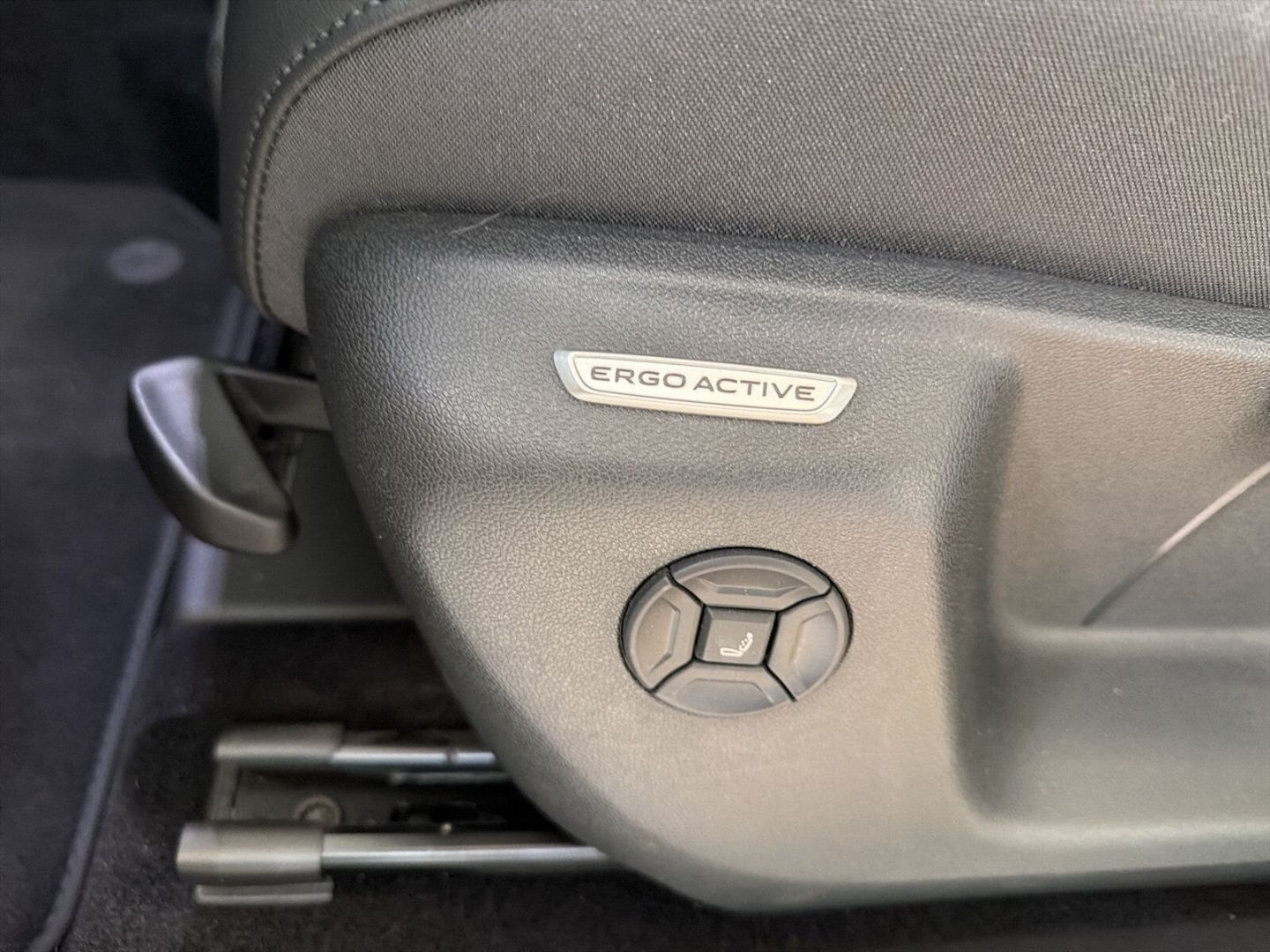 Fahrzeug 18 Fahrzeugabbildung Volkswagen Tiguan 1.5 eTSI Elegance Rear View AHK LED - mit KI generiert/bearbeitet