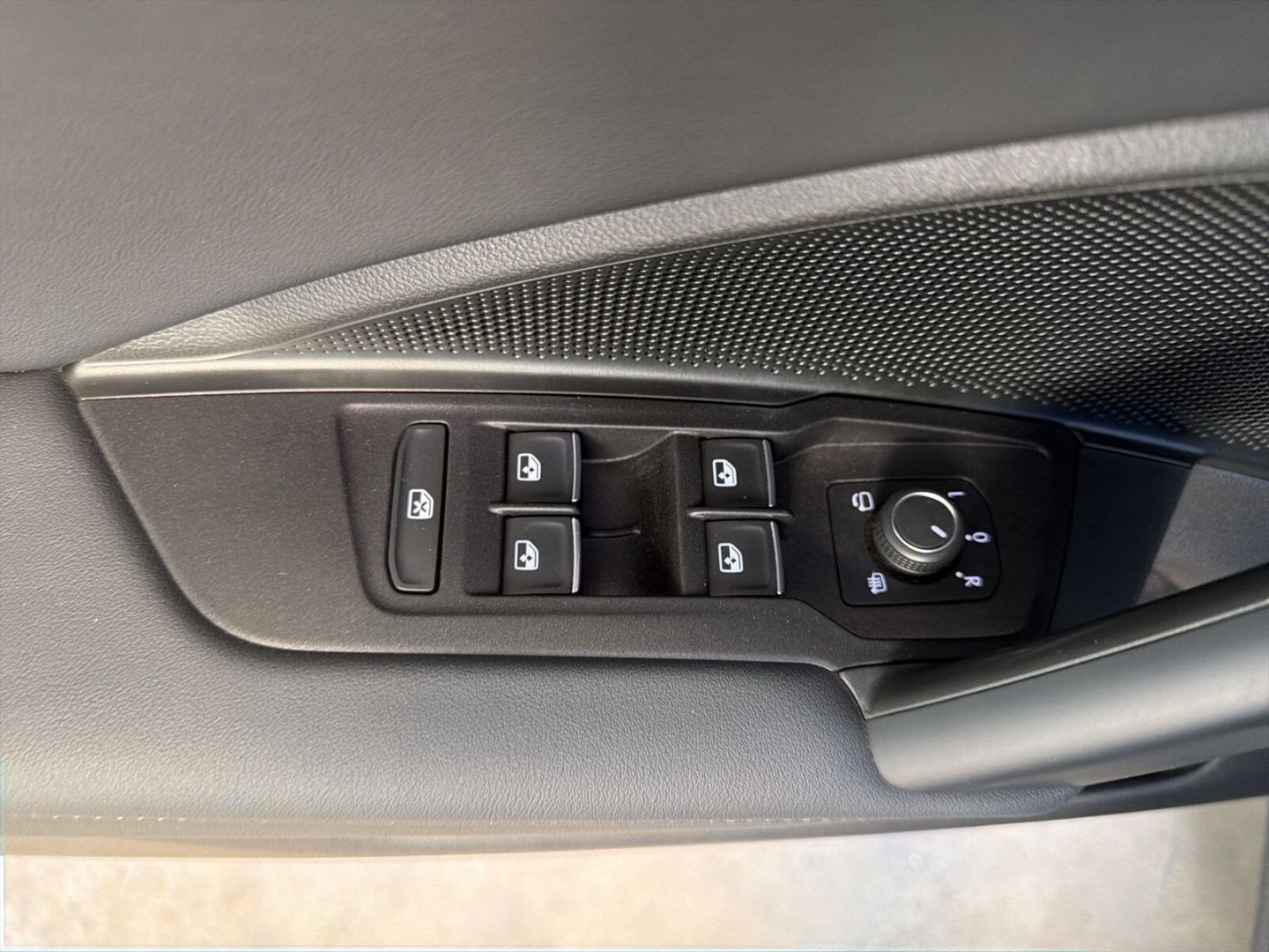 Fahrzeug 19 Fahrzeugabbildung Volkswagen Tiguan 1.5 eTSI Elegance Rear View AHK LED - mit KI generiert/bearbeitet