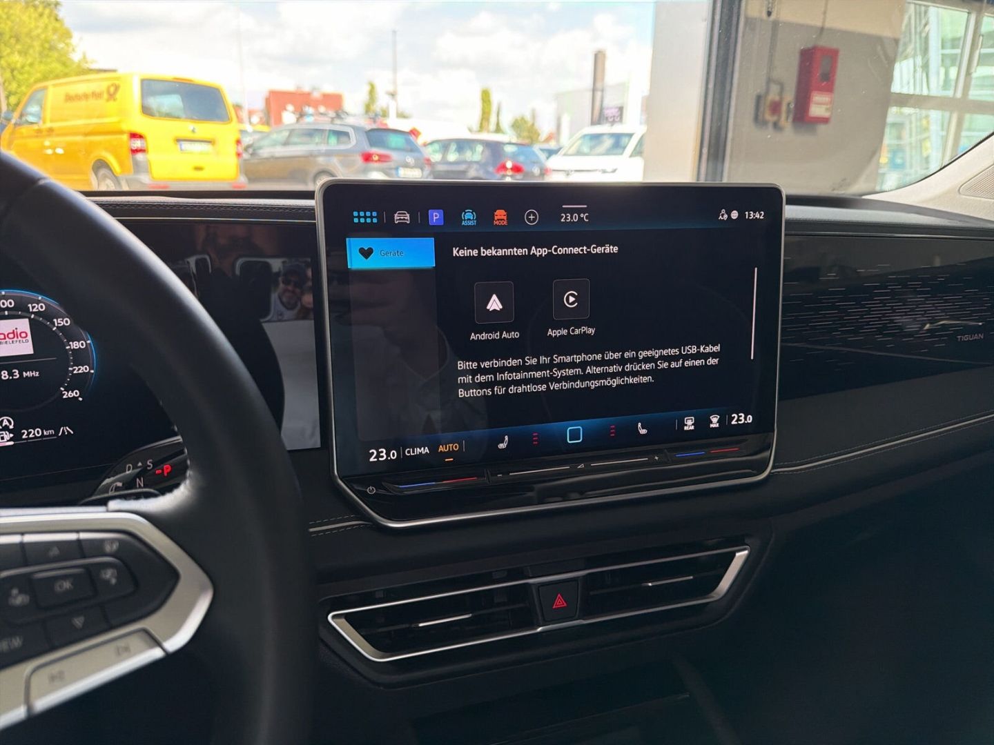 Fahrzeug 22 Fahrzeugabbildung Volkswagen Tiguan 1.5 eTSI Elegance Rear View AHK LED - mit KI generiert/bearbeitet