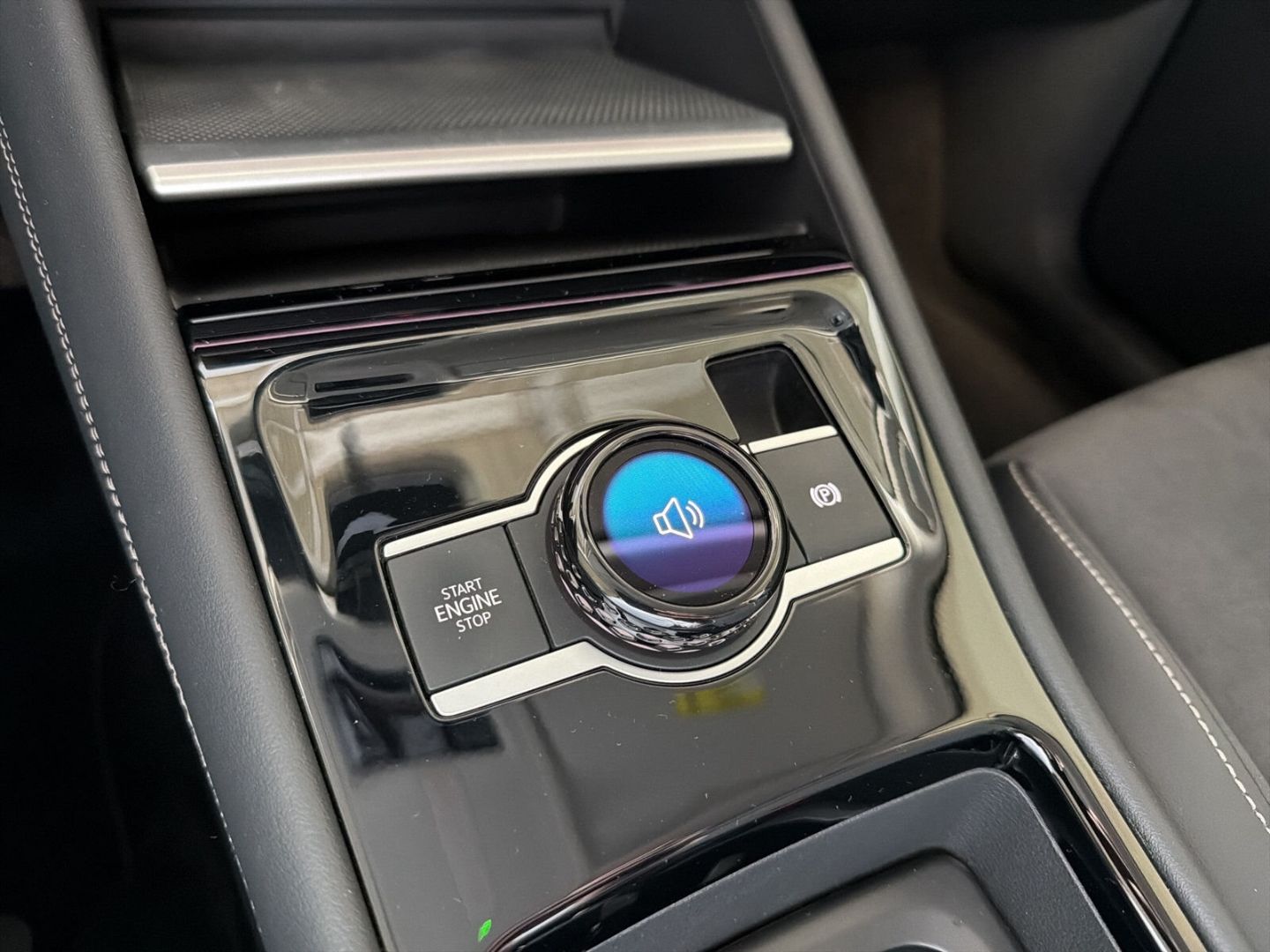 Fahrzeug 23 Fahrzeugabbildung Volkswagen Tiguan 1.5 eTSI Elegance Rear View AHK LED - mit KI generiert/bearbeitet