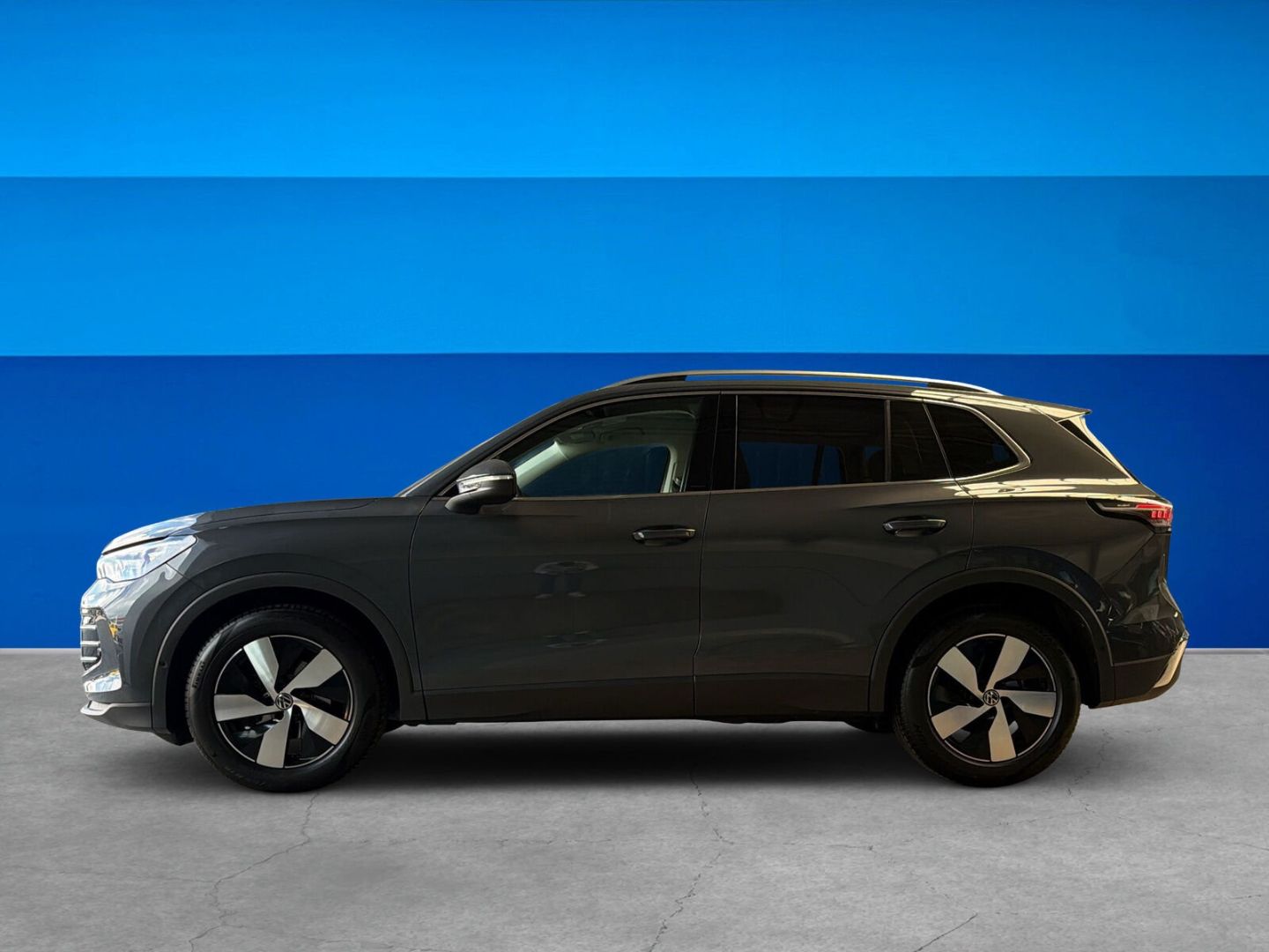 Fahrzeug 4 Fahrzeugabbildung Volkswagen Tiguan 1.5 eTSI Elegance Rear View AHK LED - mit KI generiert/bearbeitet