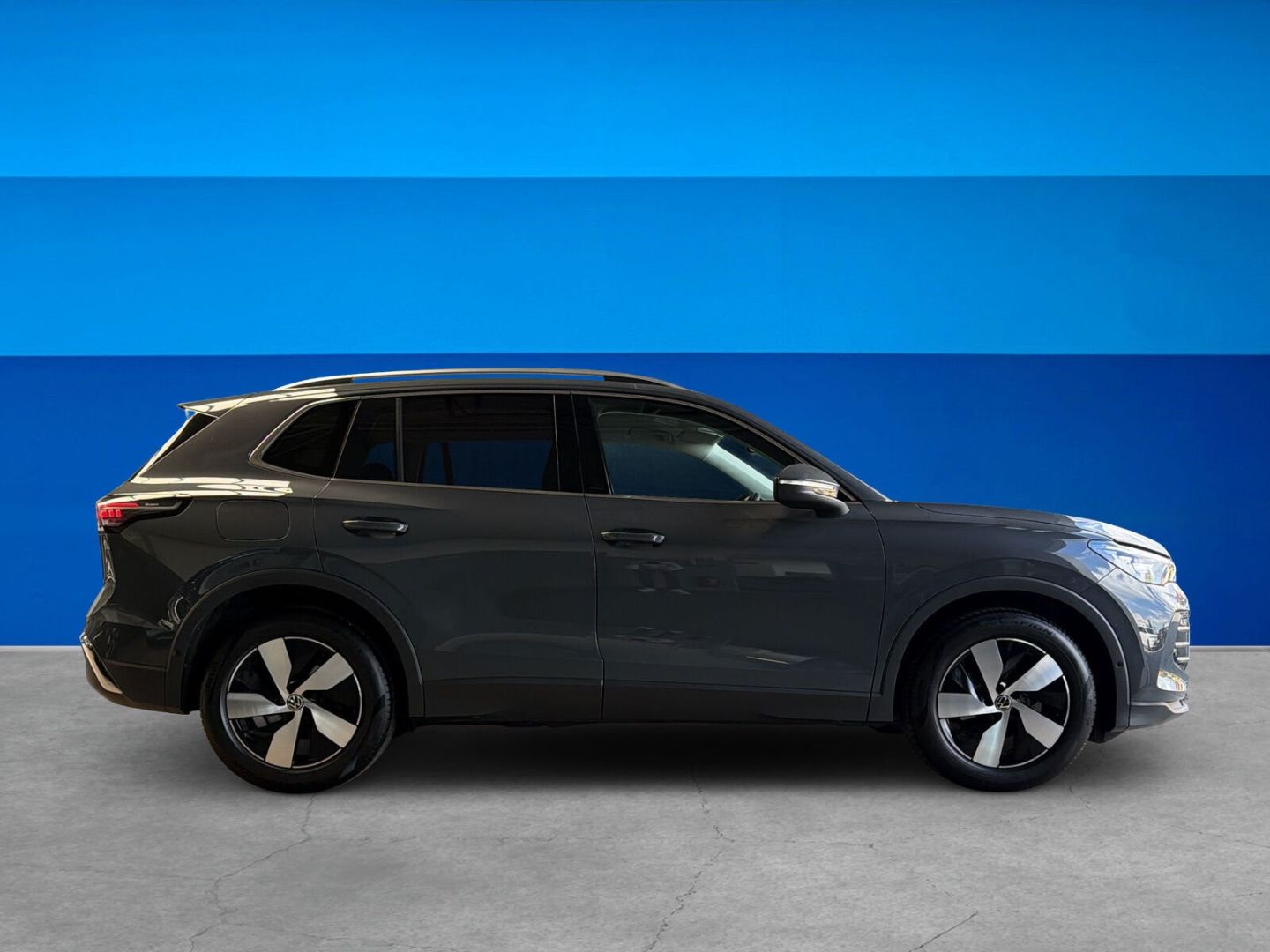 Fahrzeug 6 Fahrzeugabbildung Volkswagen Tiguan 1.5 eTSI Elegance Rear View AHK LED - mit KI generiert/bearbeitet