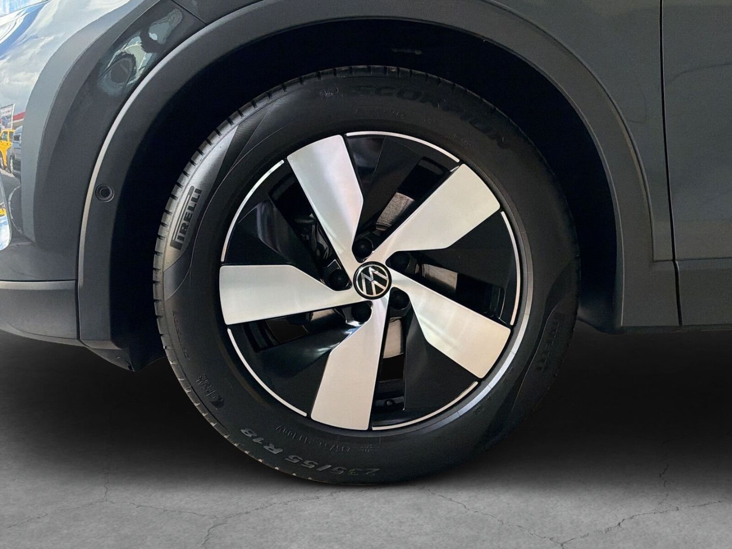 Fahrzeug 10 Fahrzeugabbildung Volkswagen Tiguan 1.5 eTSI Elegance Rear View AHK LED - mit KI generiert/bearbeitet