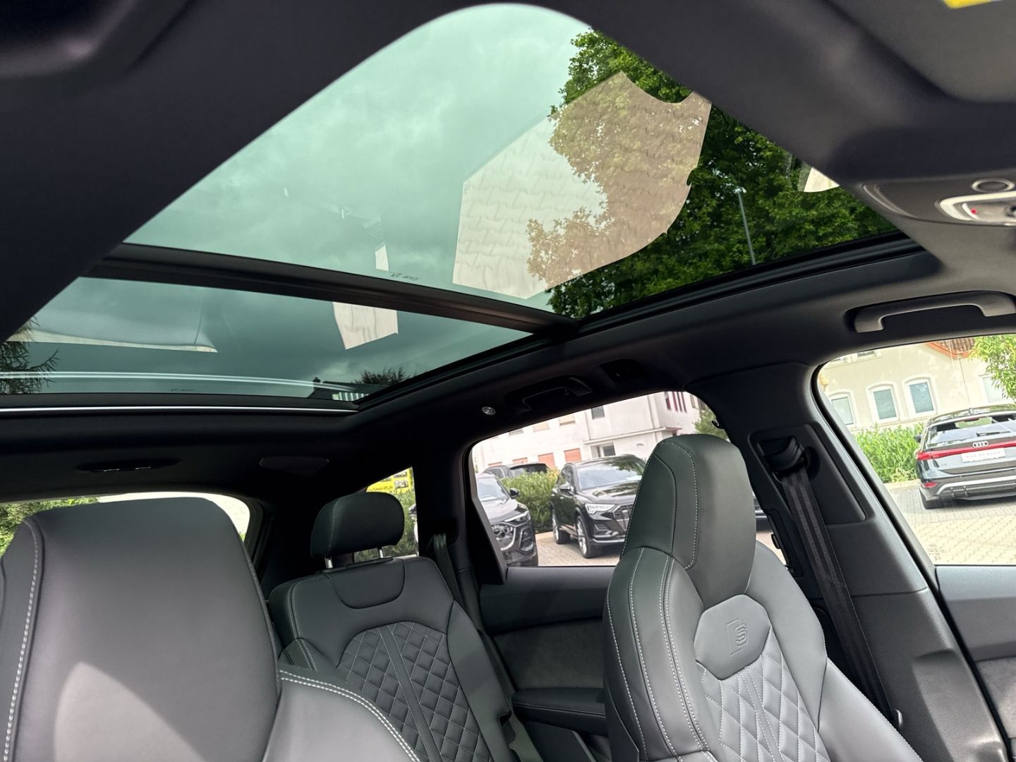Fahrzeugabbildung Audi Q7 55 TFSI e quattro S-line+AHK+HUD+PANO+B&O+KAM