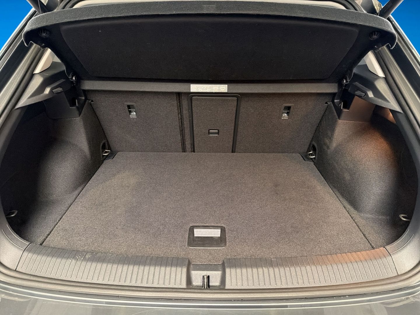 Fahrzeugabbildung Volkswagen T-Roc 1.5 TSI ACT United Rear View Navi Clima