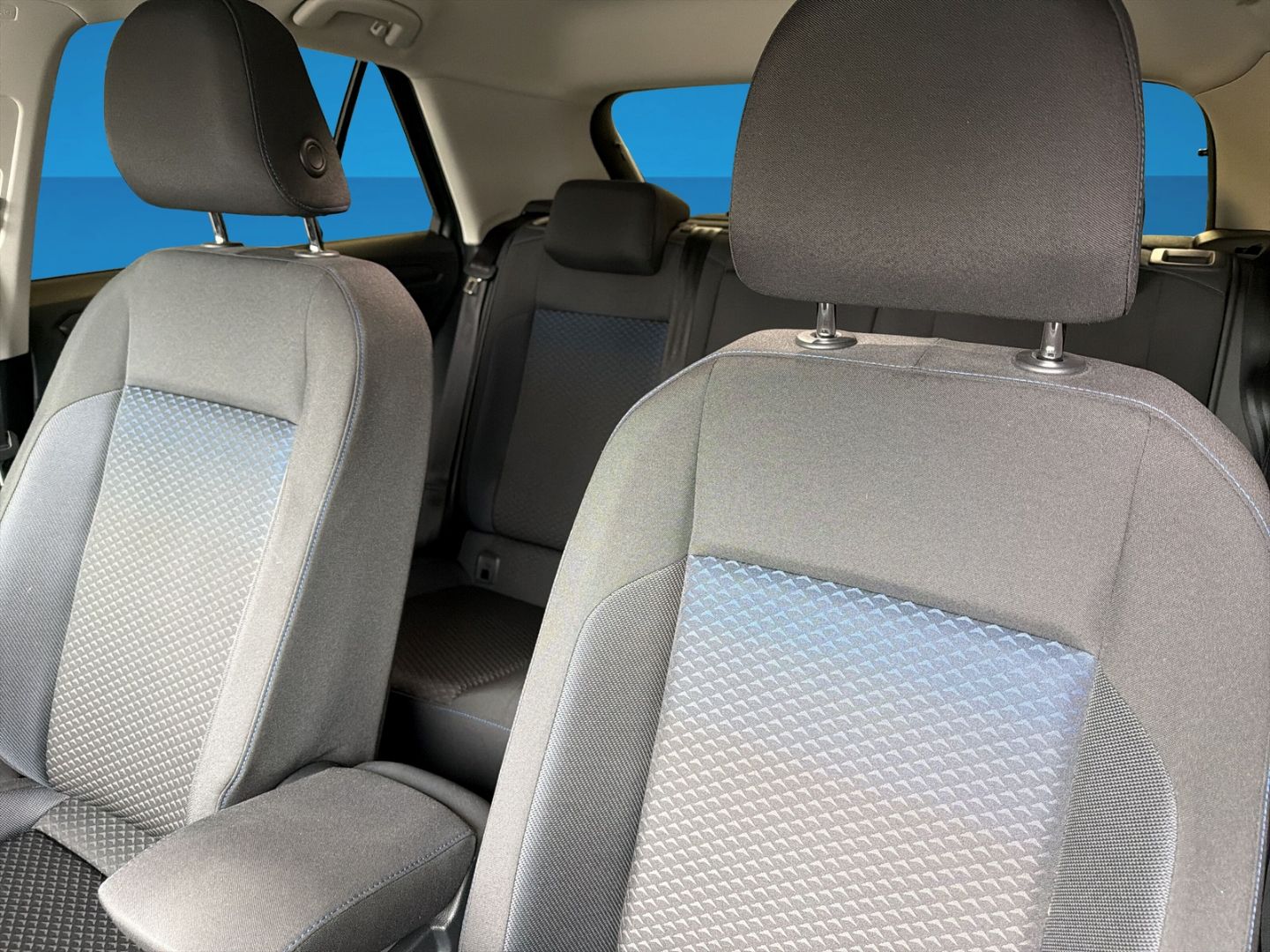 Fahrzeugabbildung Volkswagen T-Roc 1.5 TSI ACT United Rear View Navi Clima