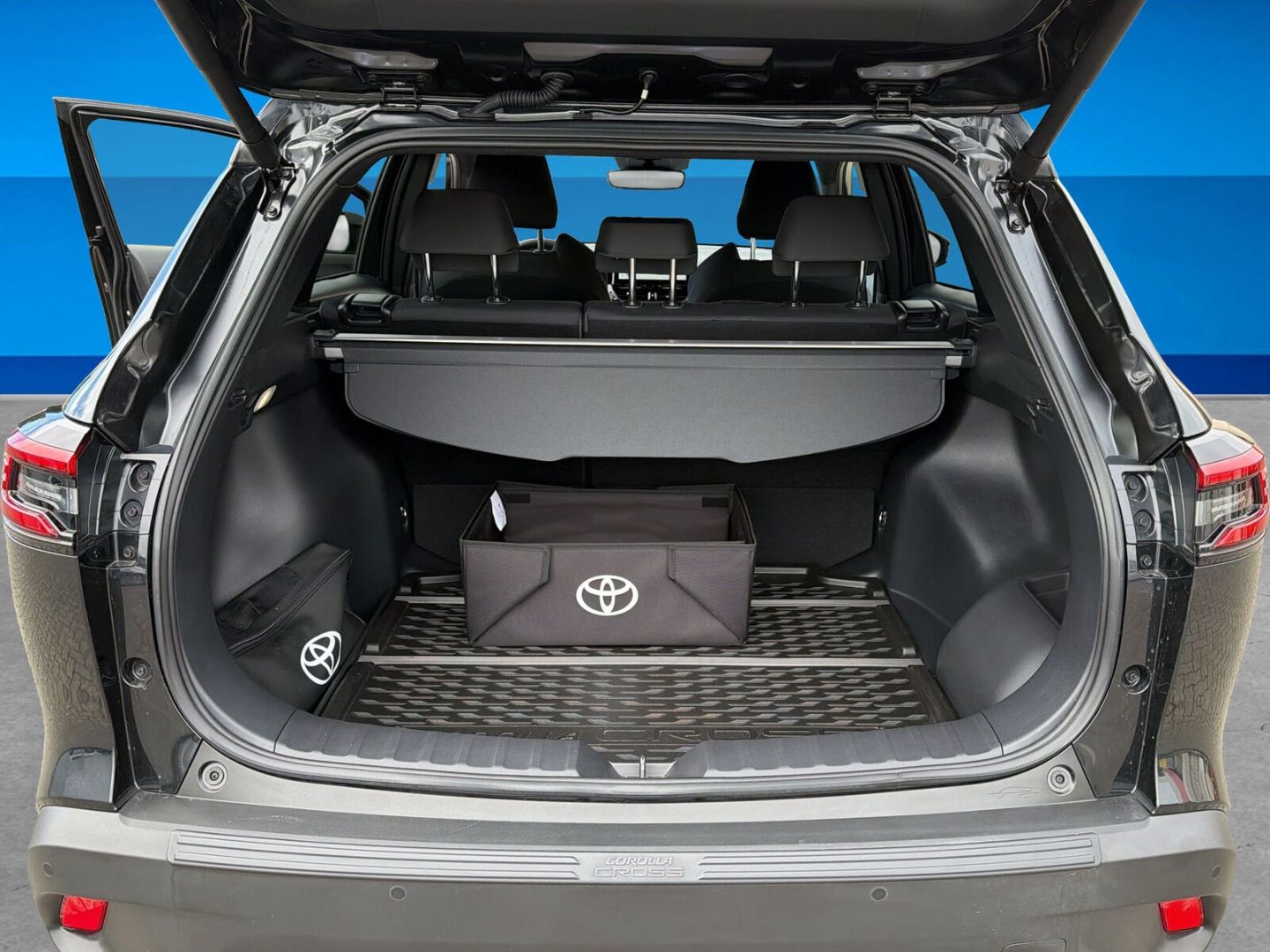 Fahrzeug 11 Fahrzeugabbildung Toyota Corolla Cross 2.0 Hybrid Teamplayer Deutschland - mit KI generiert/bearbeitet