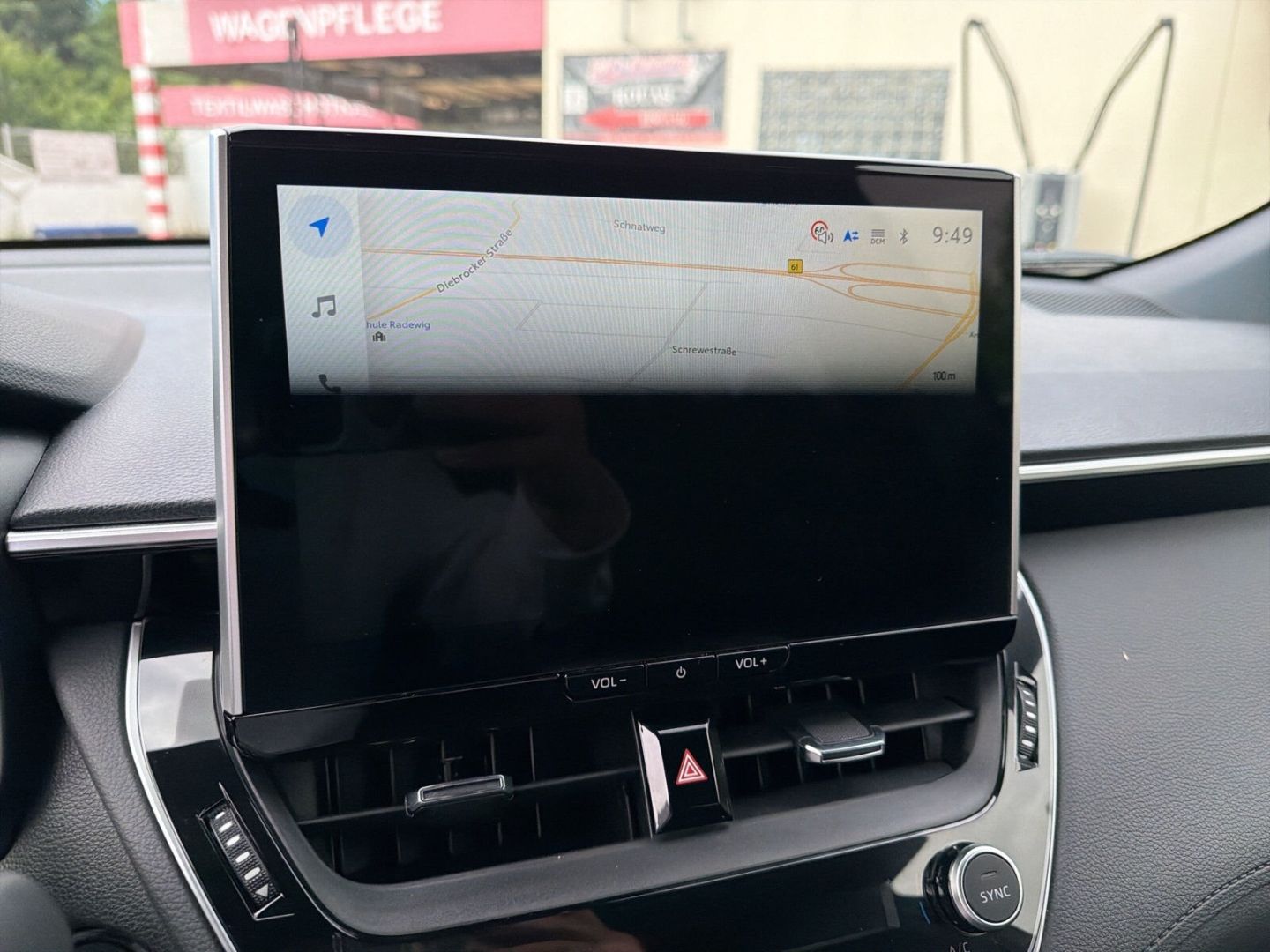 Fahrzeug 17 Fahrzeugabbildung Toyota Corolla Cross 2.0 Hybrid Teamplayer Deutschland - mit KI generiert/bearbeitet