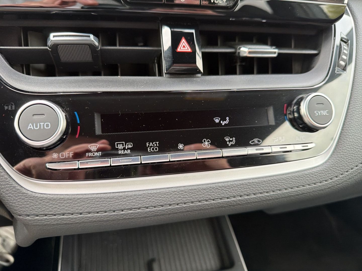 Fahrzeug 20 Fahrzeugabbildung Toyota Corolla Cross 2.0 Hybrid Teamplayer Deutschland - mit KI generiert/bearbeitet
