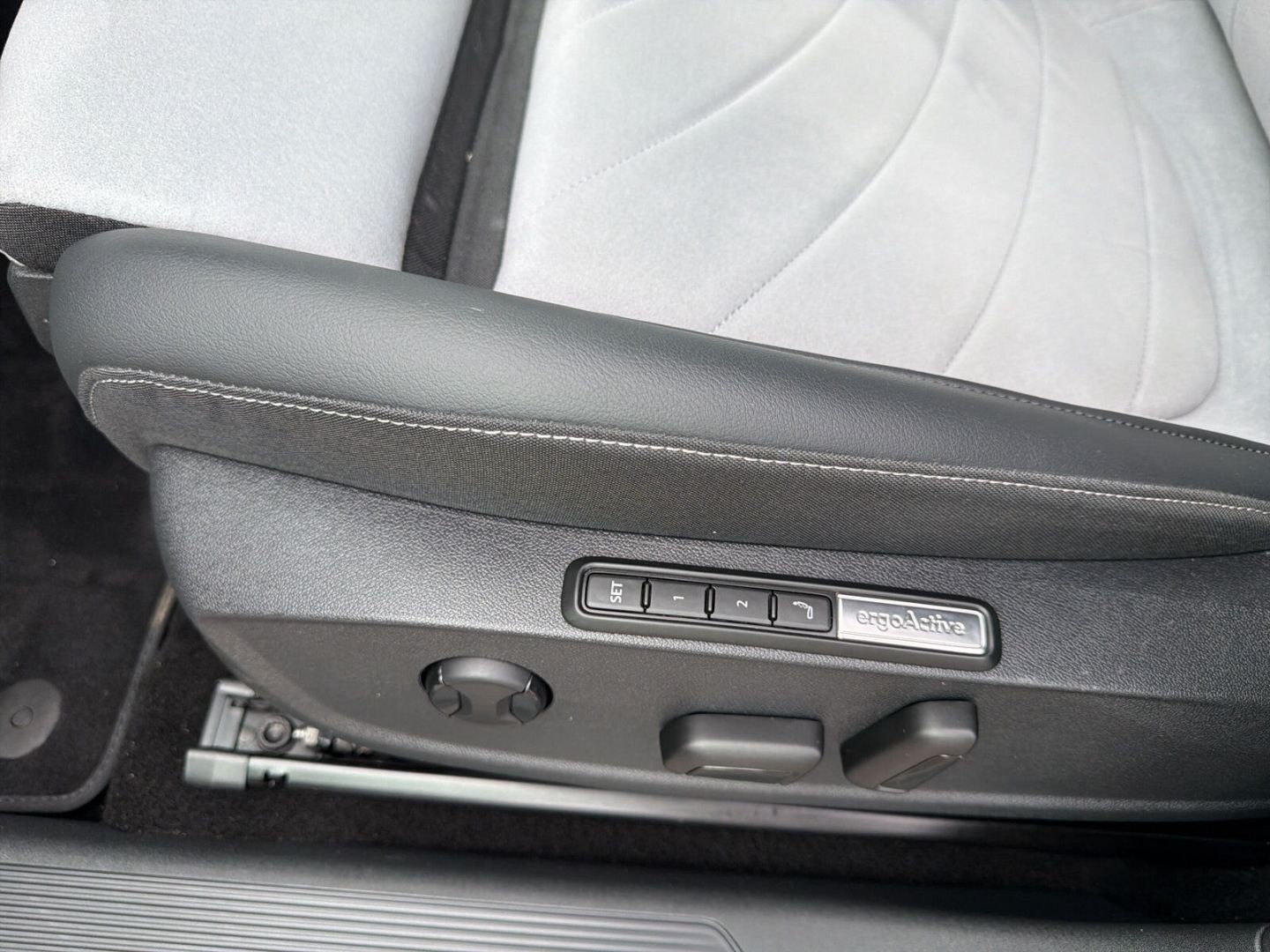Fahrzeug 16 Fahrzeugabbildung Volkswagen ID.3 Pro 150 kW Move Rear View LED Clima - mit KI generiert/bearbeitet