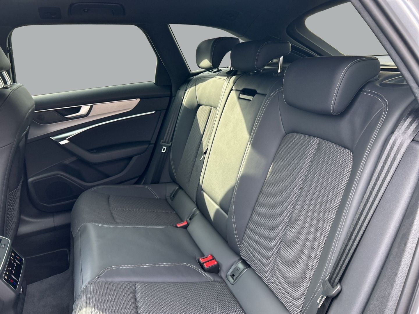 Fahrzeug 11 Fahrzeugabbildung Audi A6 Avant 40 TDI S-Line PANO+NAVI+LEDER+LED+ACC+K