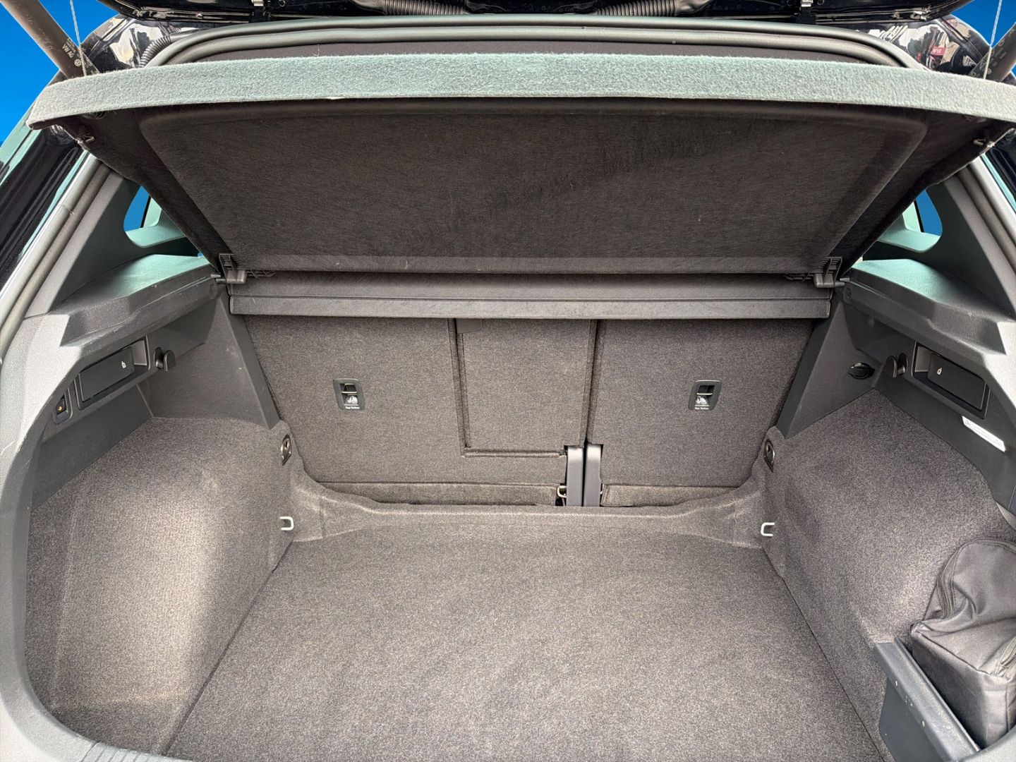 Fahrzeugabbildung Volkswagen Tiguan 2.0 TDI Move Rear View AHK Matrix-LED