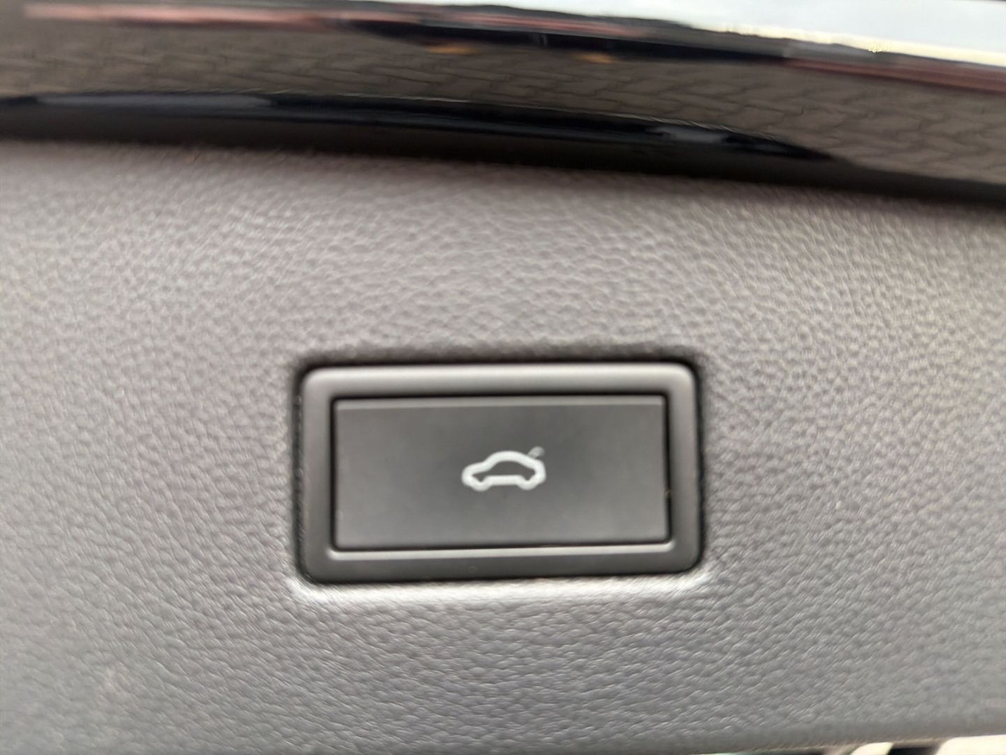 Fahrzeugabbildung Volkswagen Tiguan 2.0 TDI Move Rear View AHK Matrix-LED