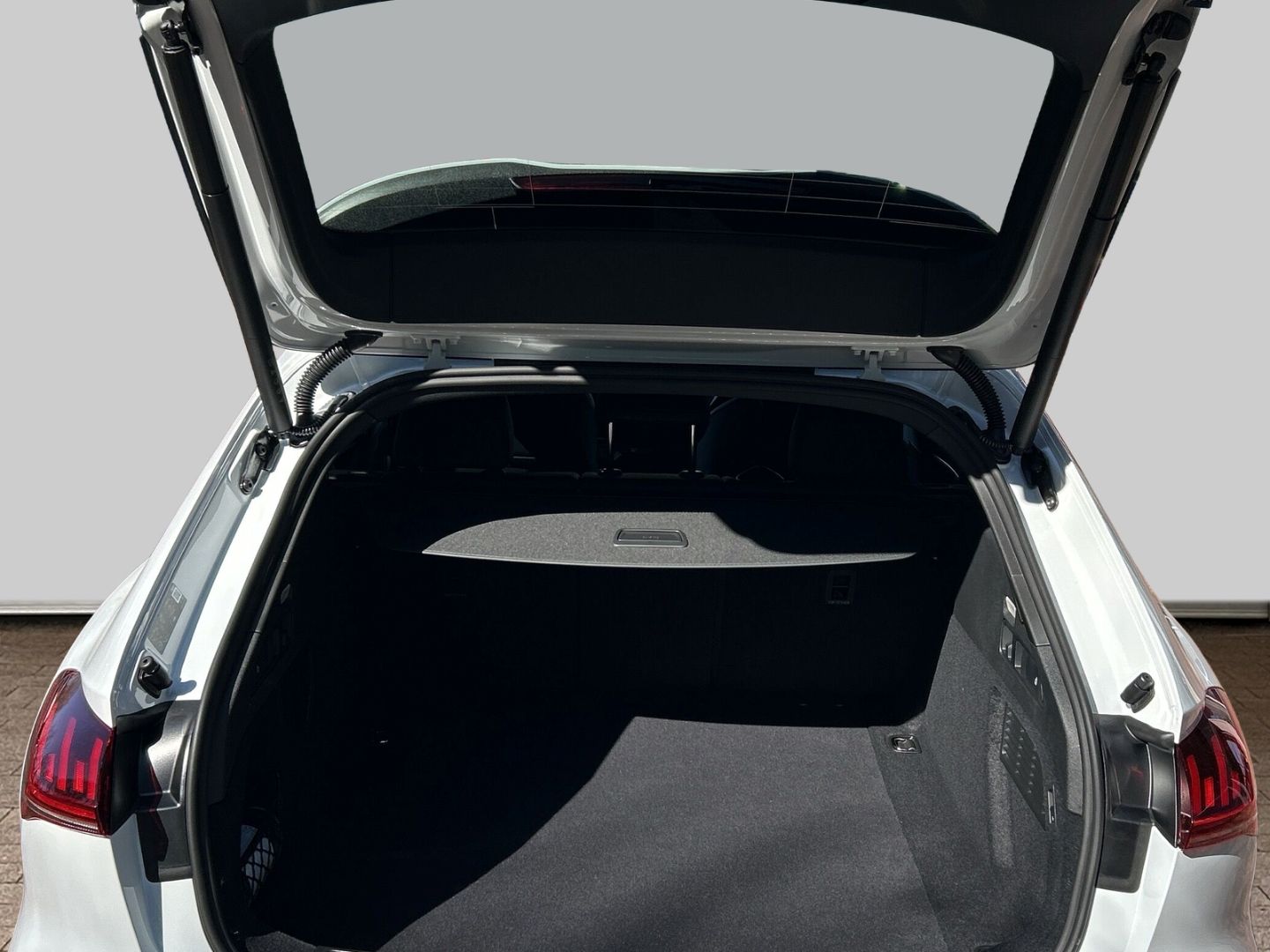 Fahrzeug 17 Fahrzeugabbildung Audi A5 AVANT edition one 2.0 TDI HUD+AHK+NAVI+LEDER+