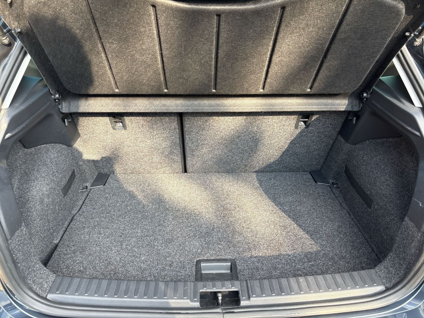 Fahrzeug 11 Fahrzeugabbildung SEAT Ibiza 1.0 TSI Style SHZ PDC CAM Klima AT - mit KI generiert/bearbeitet