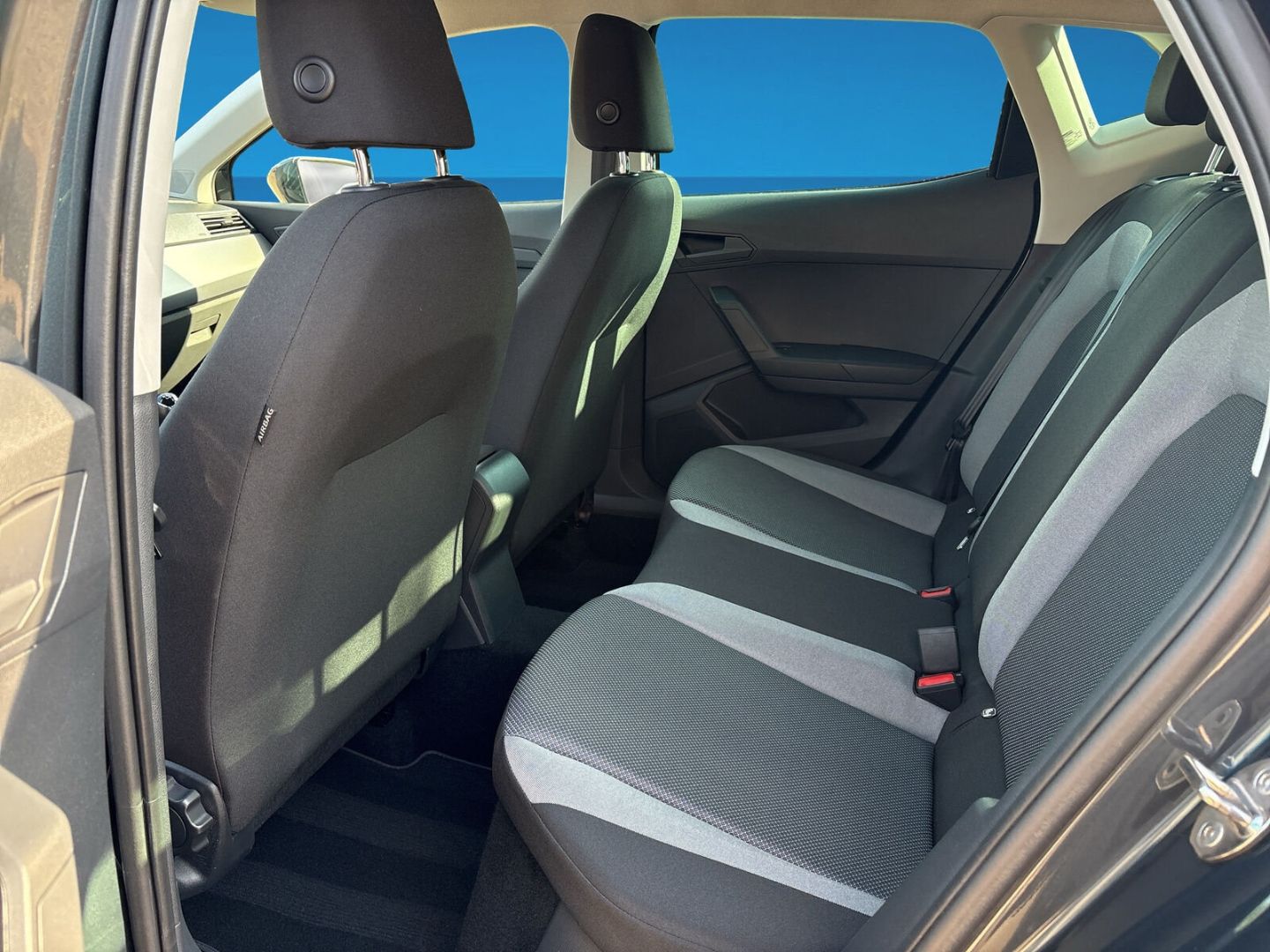 Fahrzeug 15 Fahrzeugabbildung SEAT Ibiza 1.0 TSI Style SHZ PDC CAM Klima AT - mit KI generiert/bearbeitet