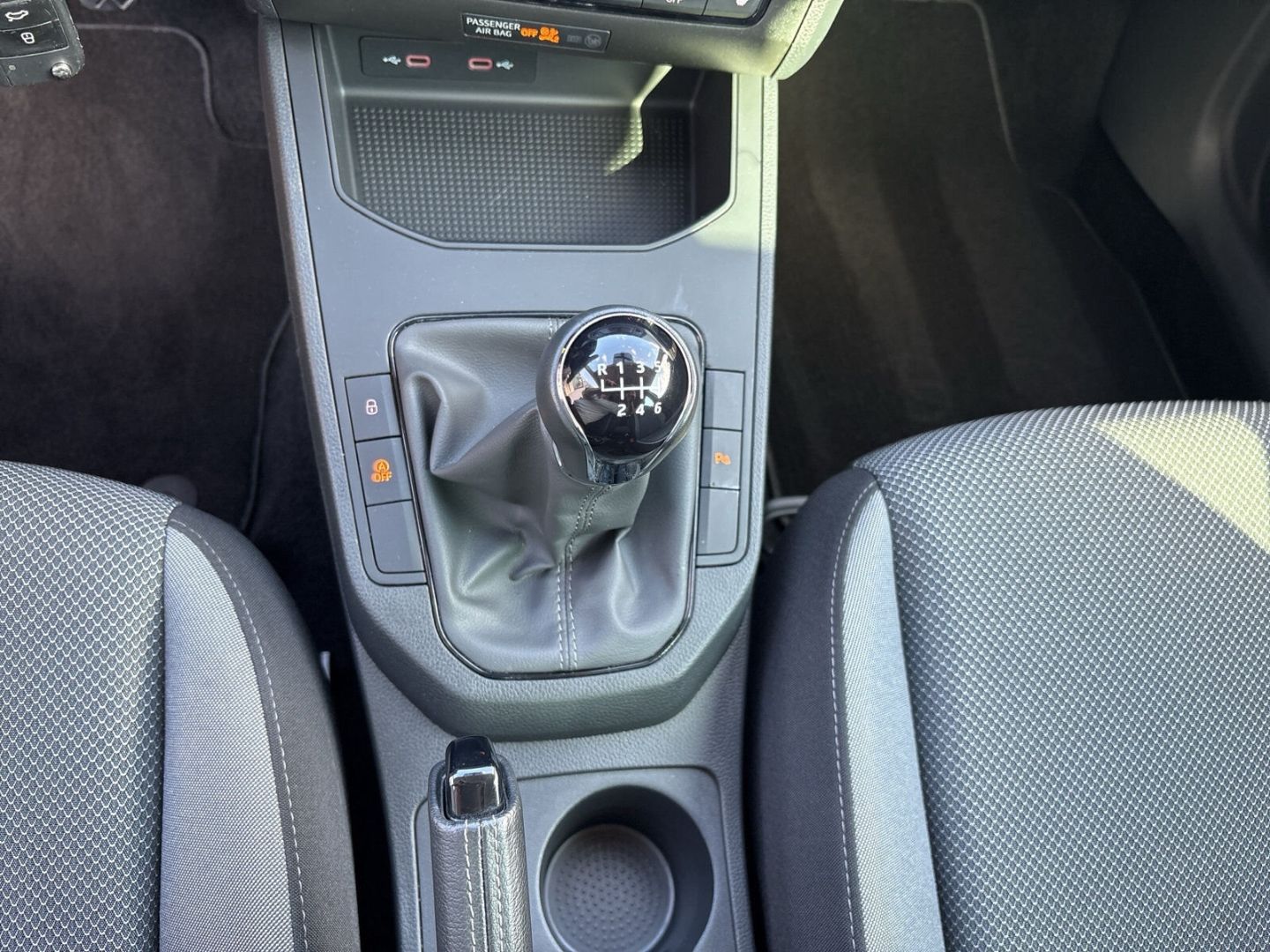 Fahrzeug 18 Fahrzeugabbildung SEAT Ibiza 1.0 TSI Style SHZ PDC CAM Klima AT - mit KI generiert/bearbeitet