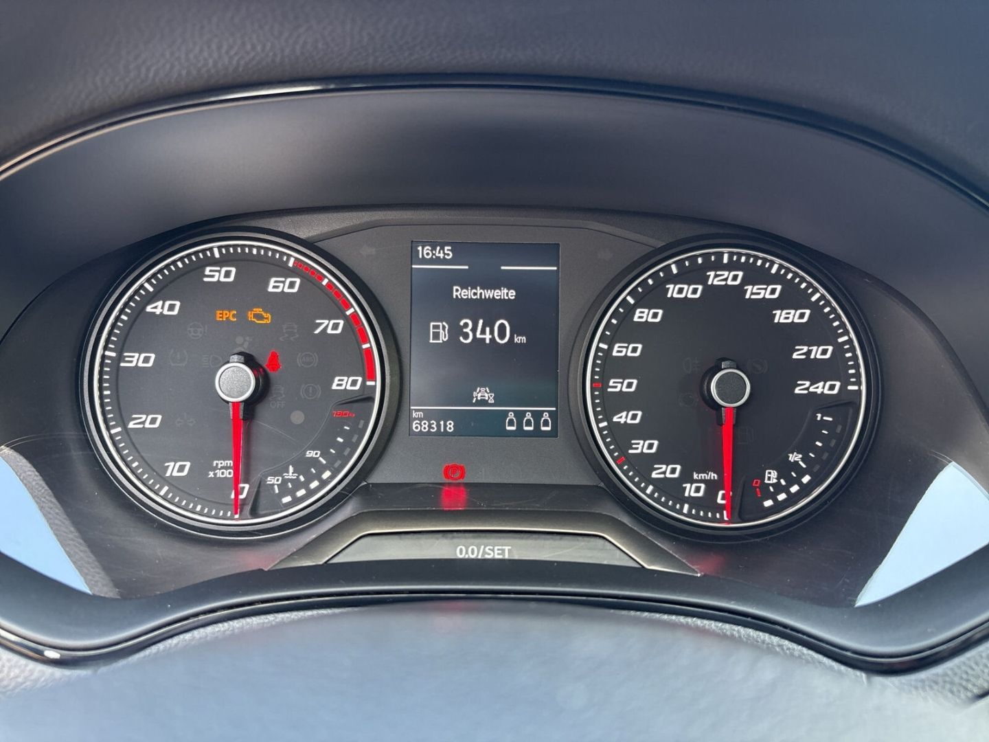 Fahrzeug 19 Fahrzeugabbildung SEAT Ibiza 1.0 TSI Style SHZ PDC CAM Klima AT - mit KI generiert/bearbeitet