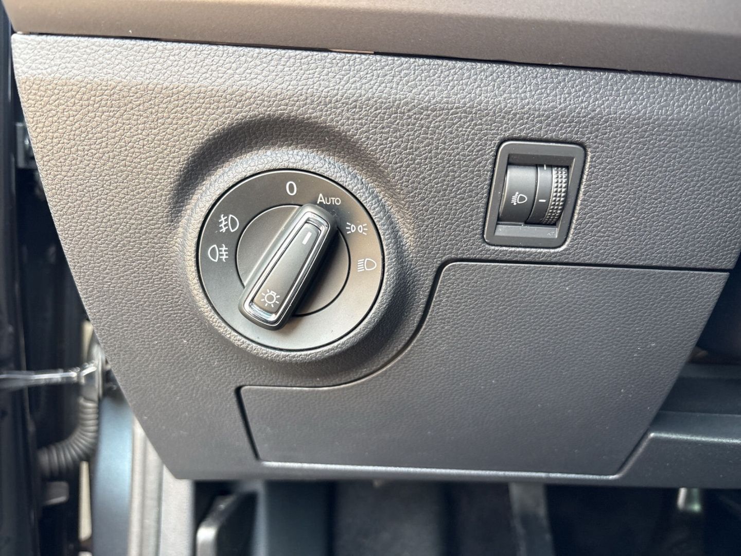 Fahrzeug 20 Fahrzeugabbildung SEAT Ibiza 1.0 TSI Style SHZ PDC CAM Klima AT - mit KI generiert/bearbeitet