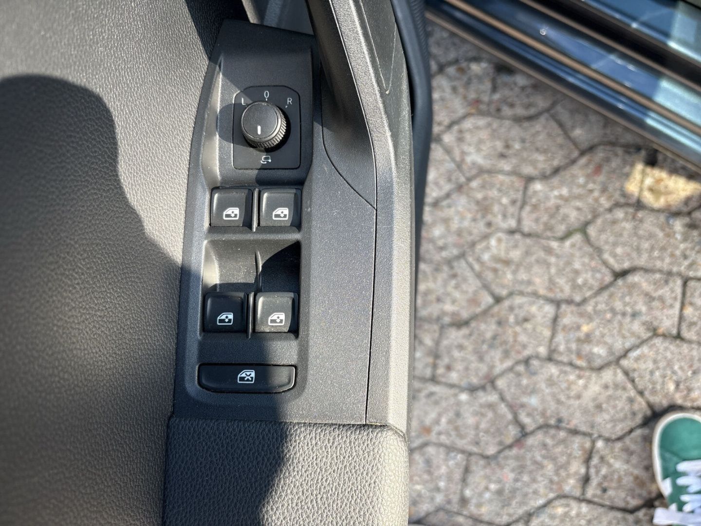 Fahrzeug 21 Fahrzeugabbildung SEAT Ibiza 1.0 TSI Style SHZ PDC CAM Klima AT - mit KI generiert/bearbeitet