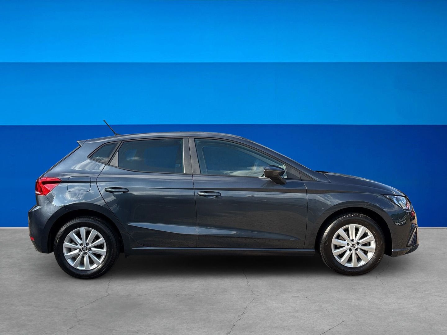 Fahrzeug 6 Fahrzeugabbildung SEAT Ibiza 1.0 TSI Style SHZ PDC CAM Klima AT - mit KI generiert/bearbeitet
