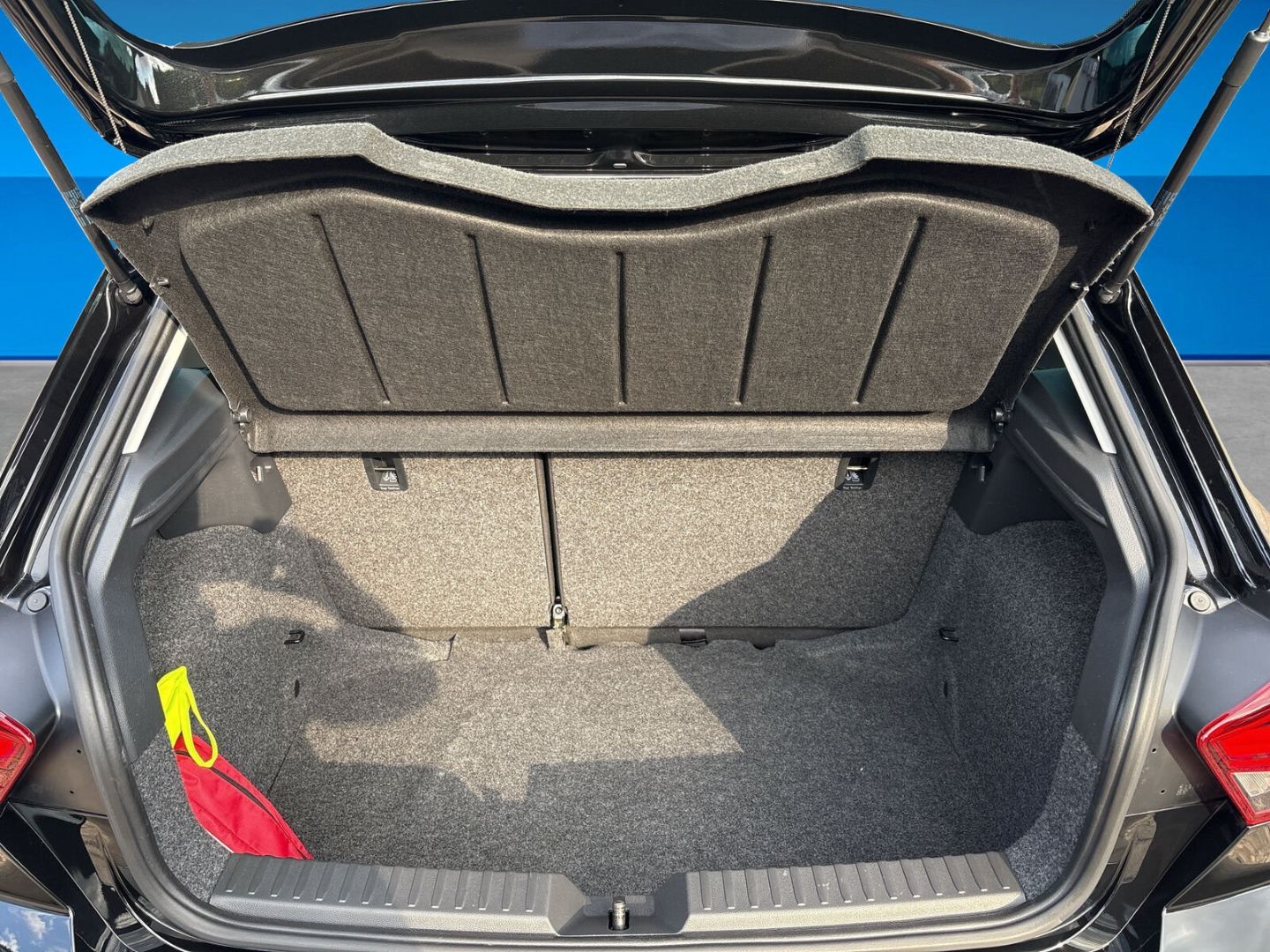 Fahrzeug 11 Fahrzeugabbildung SEAT Ibiza 1.0 TSI NAVI BEATS SHZ PDC FR - mit KI generiert/bearbeitet
